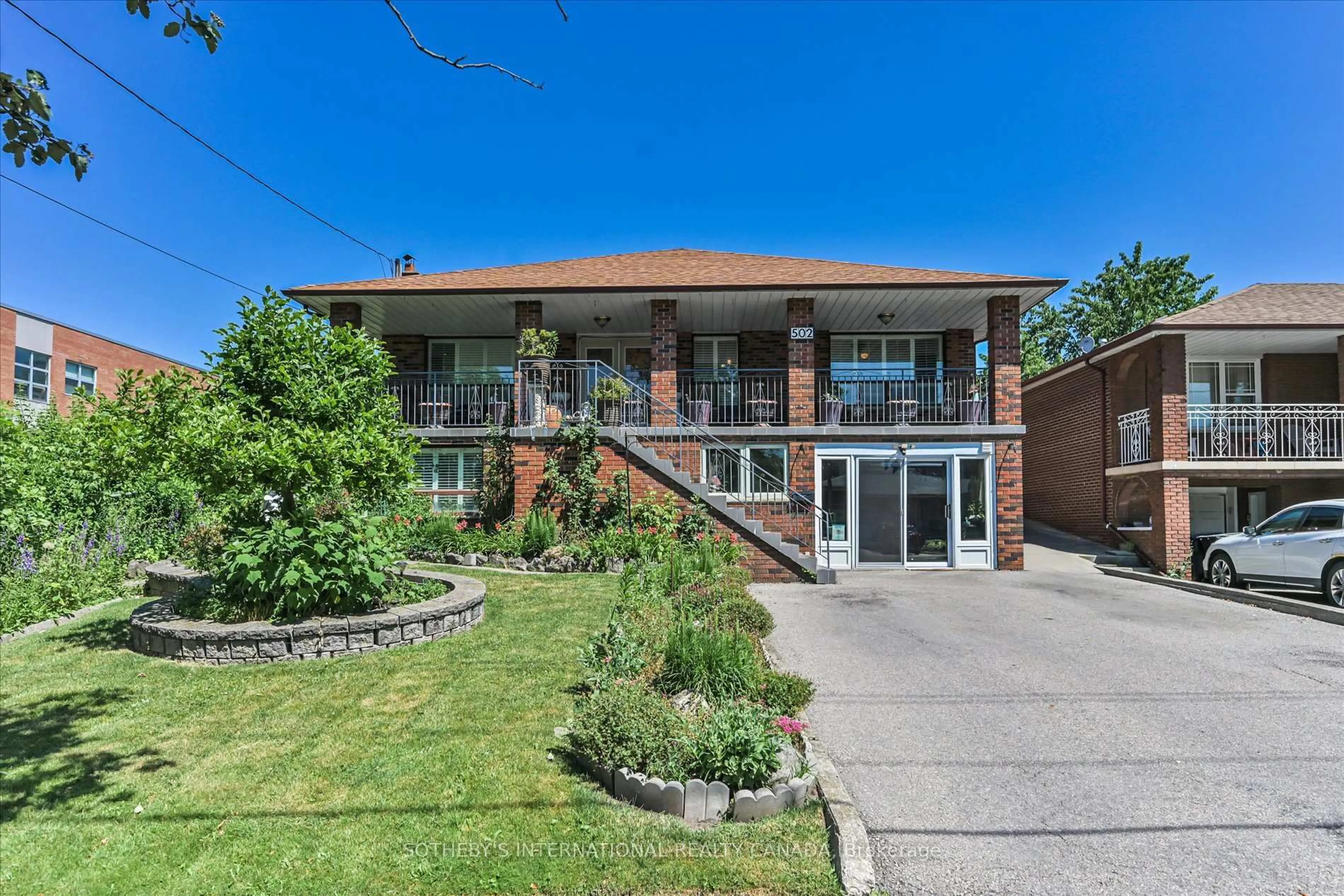 A pic from outside/outdoor area/front of a property/back of a property/a pic from drone, building for 502 Queens Dr, Toronto Ontario M6L 1M8