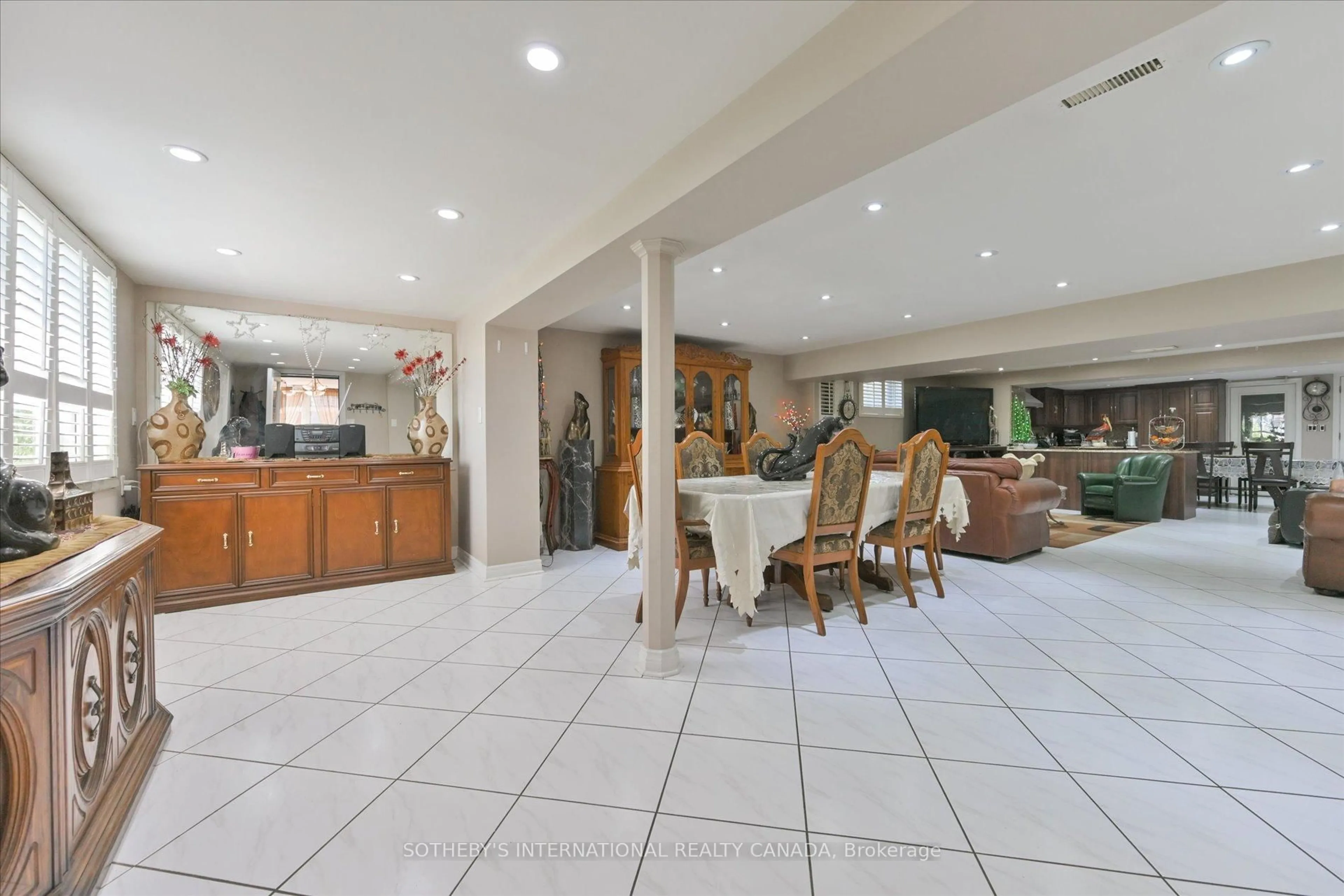 Lobby for 502 Queens Dr, Toronto Ontario M6L 1M8