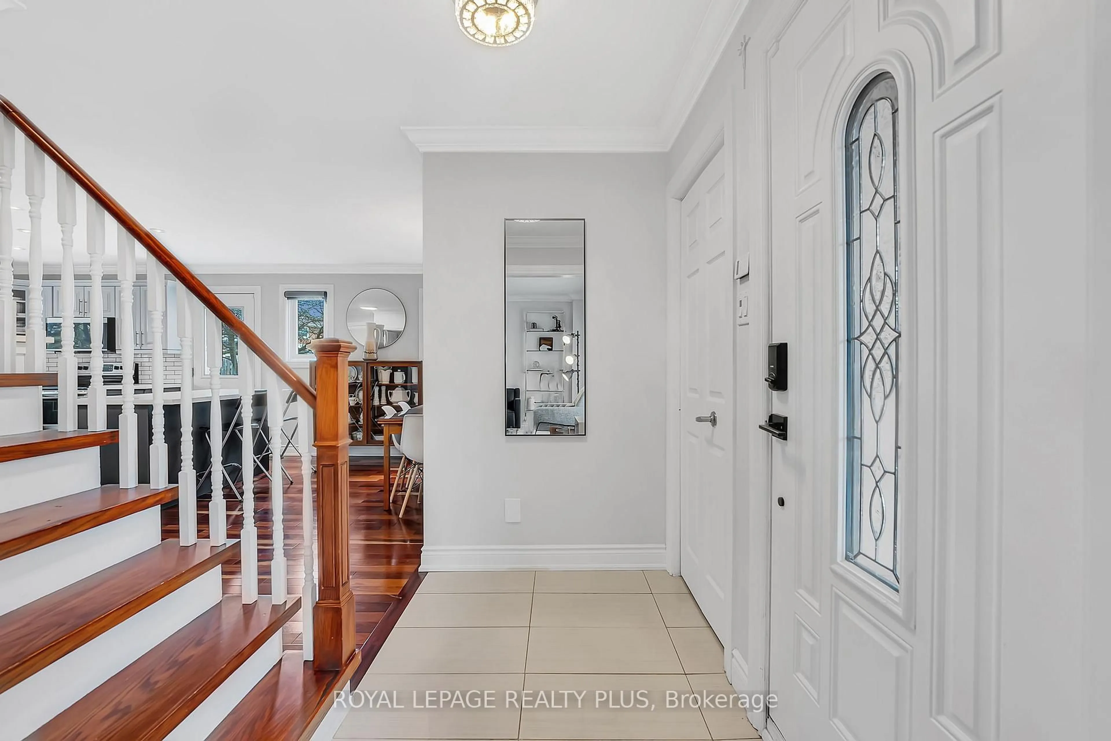 Indoor entryway for 4241 Anworld Pl, Mississauga Ontario L4W 2W1