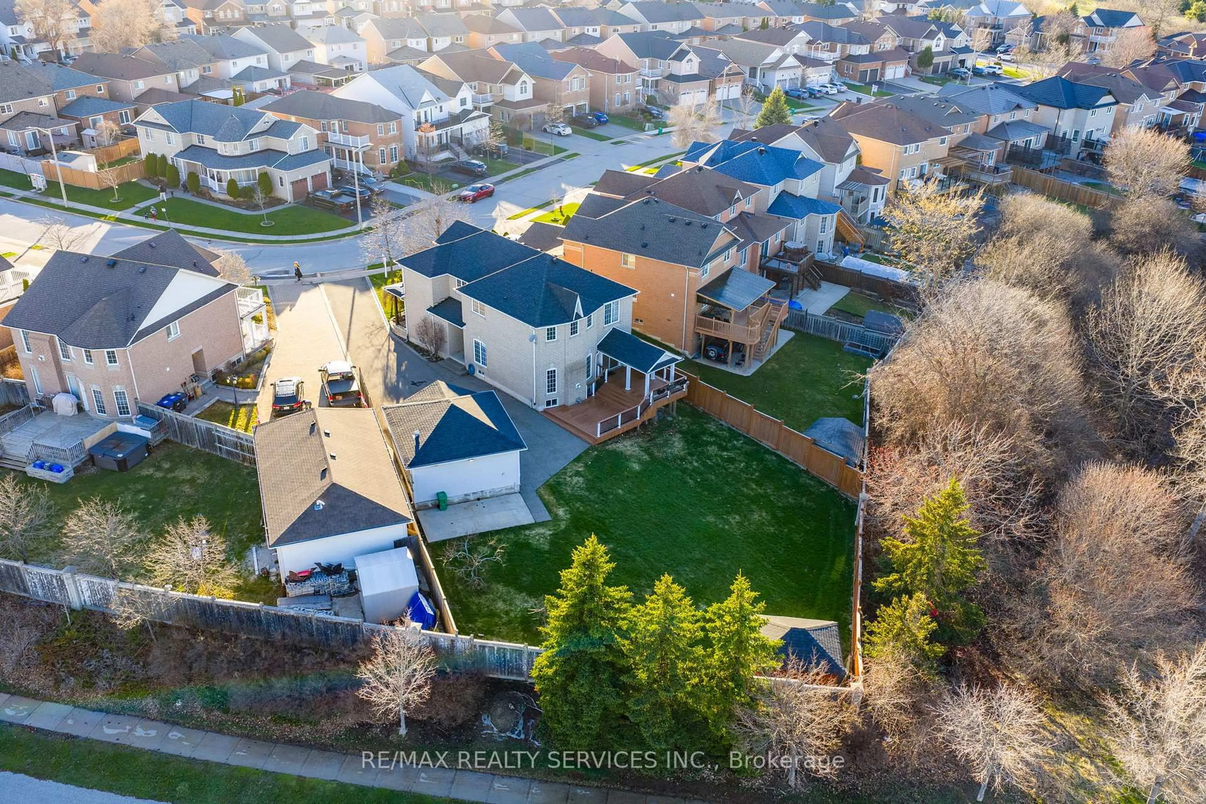 A pic from outside/outdoor area/front of a property/back of a property/a pic from drone, street for 96 Porchlight Rd, Brampton Ontario L6X 4R9