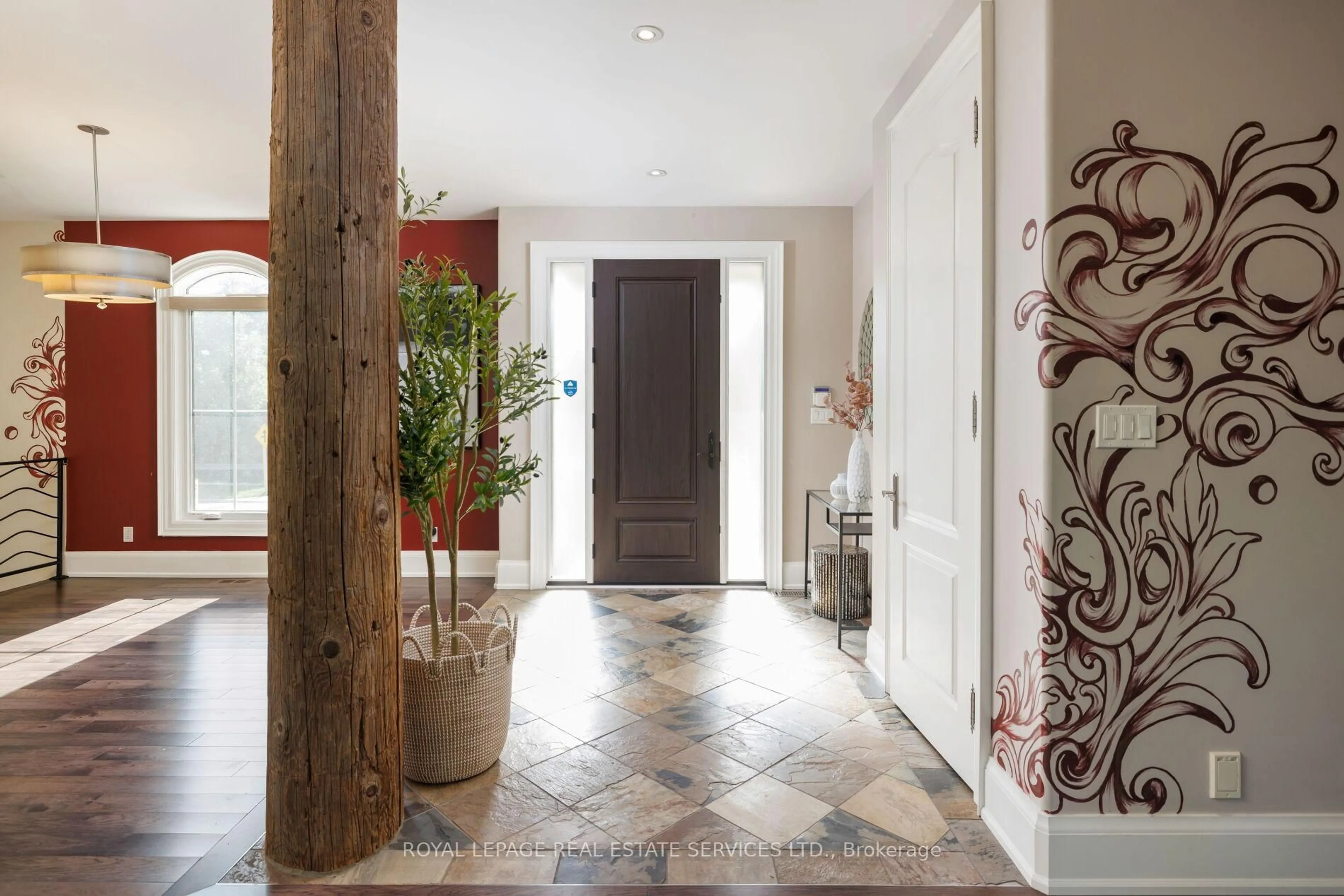 Indoor foyer for 2448 Bridge Rd, Oakville Ontario L6L 5C2