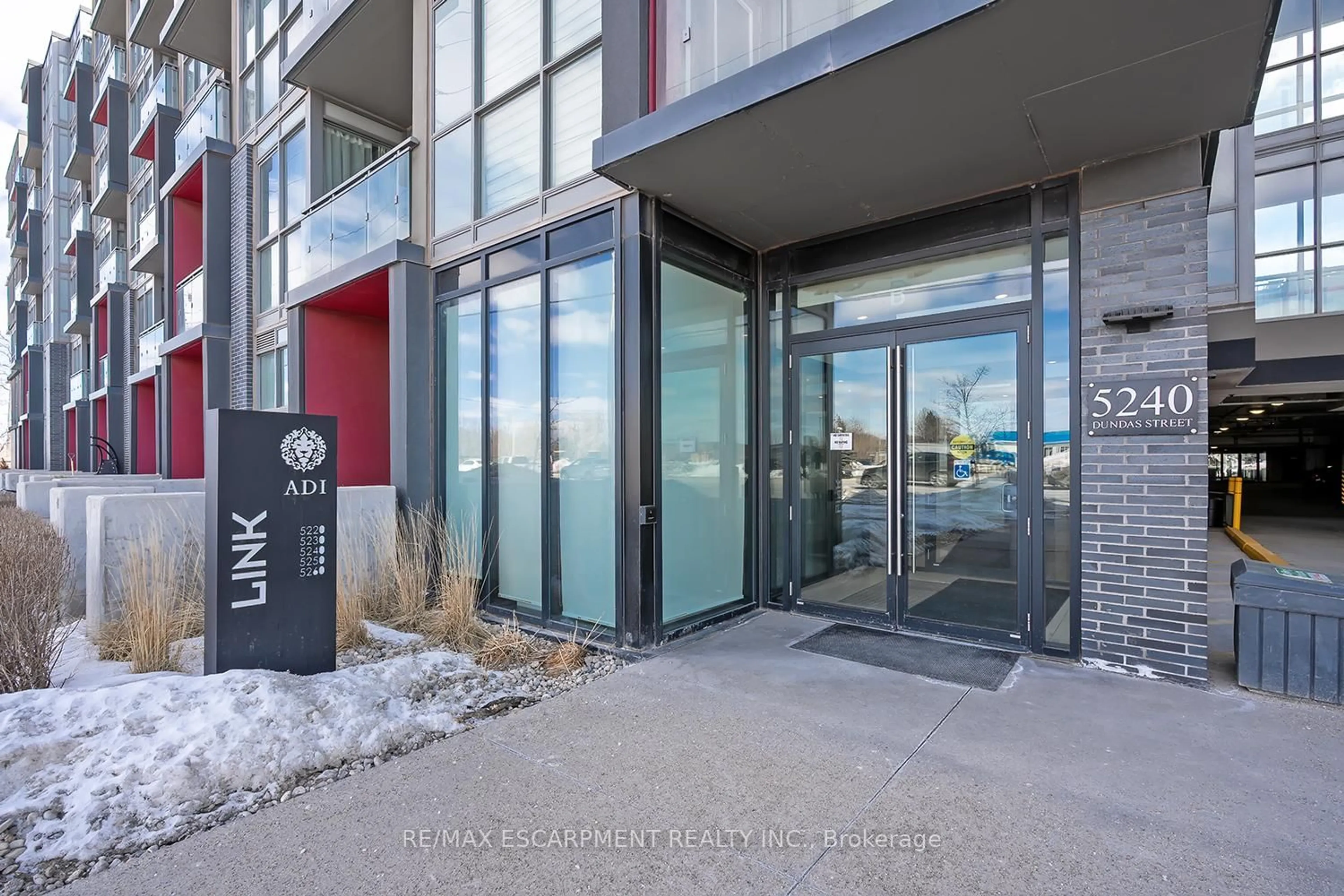 Indoor foyer for 5240 Dundas St #604, Burlington Ontario L7L 0J6