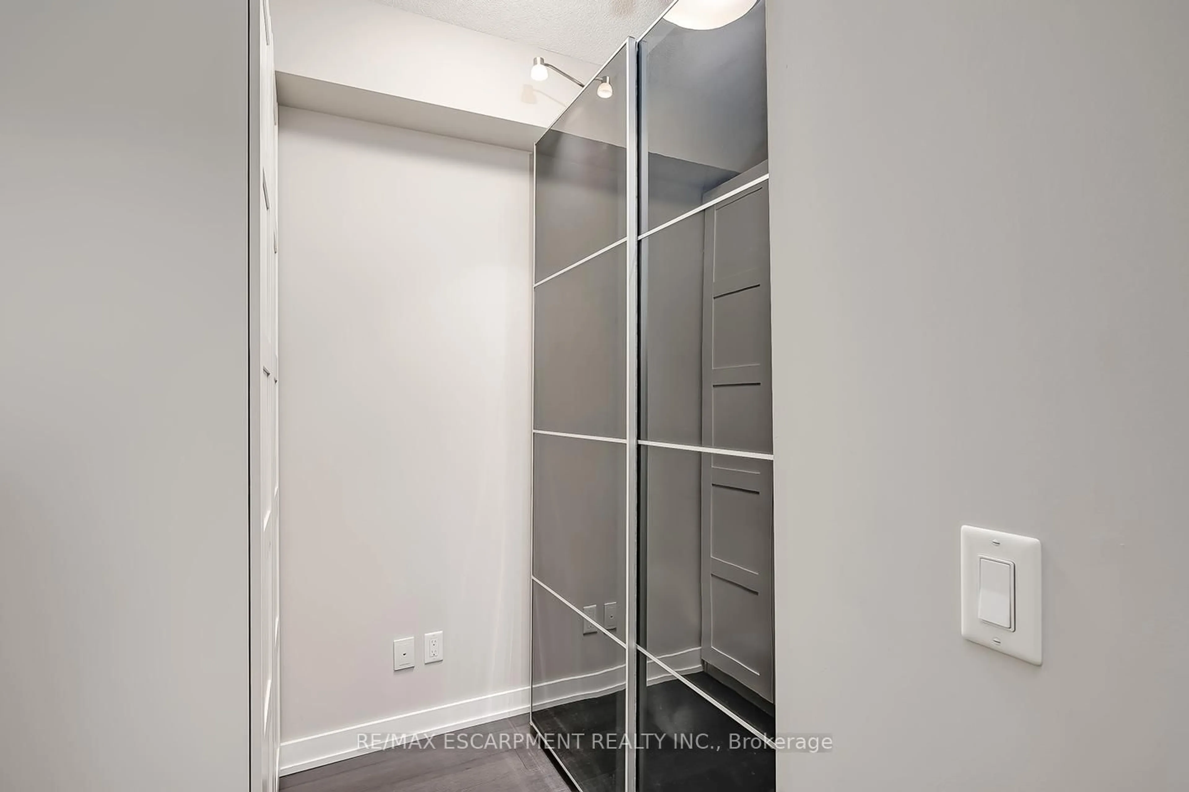 Unknown for 5240 Dundas St #604, Burlington Ontario L7L 0J6