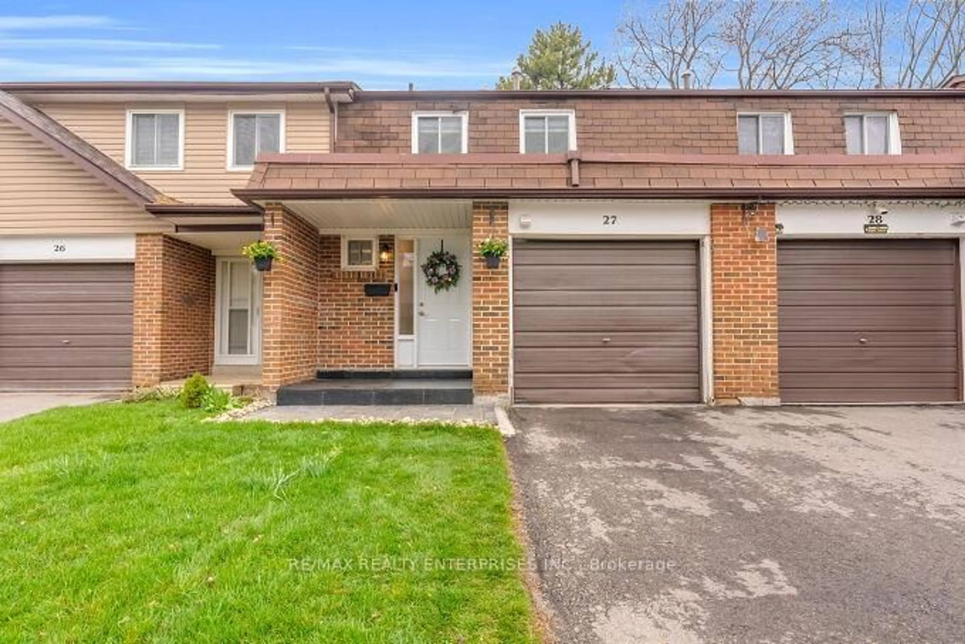 Home with brick exterior material, street for 3025 Cedarglen Gate #27, Mississauga Ontario L5C 2V7