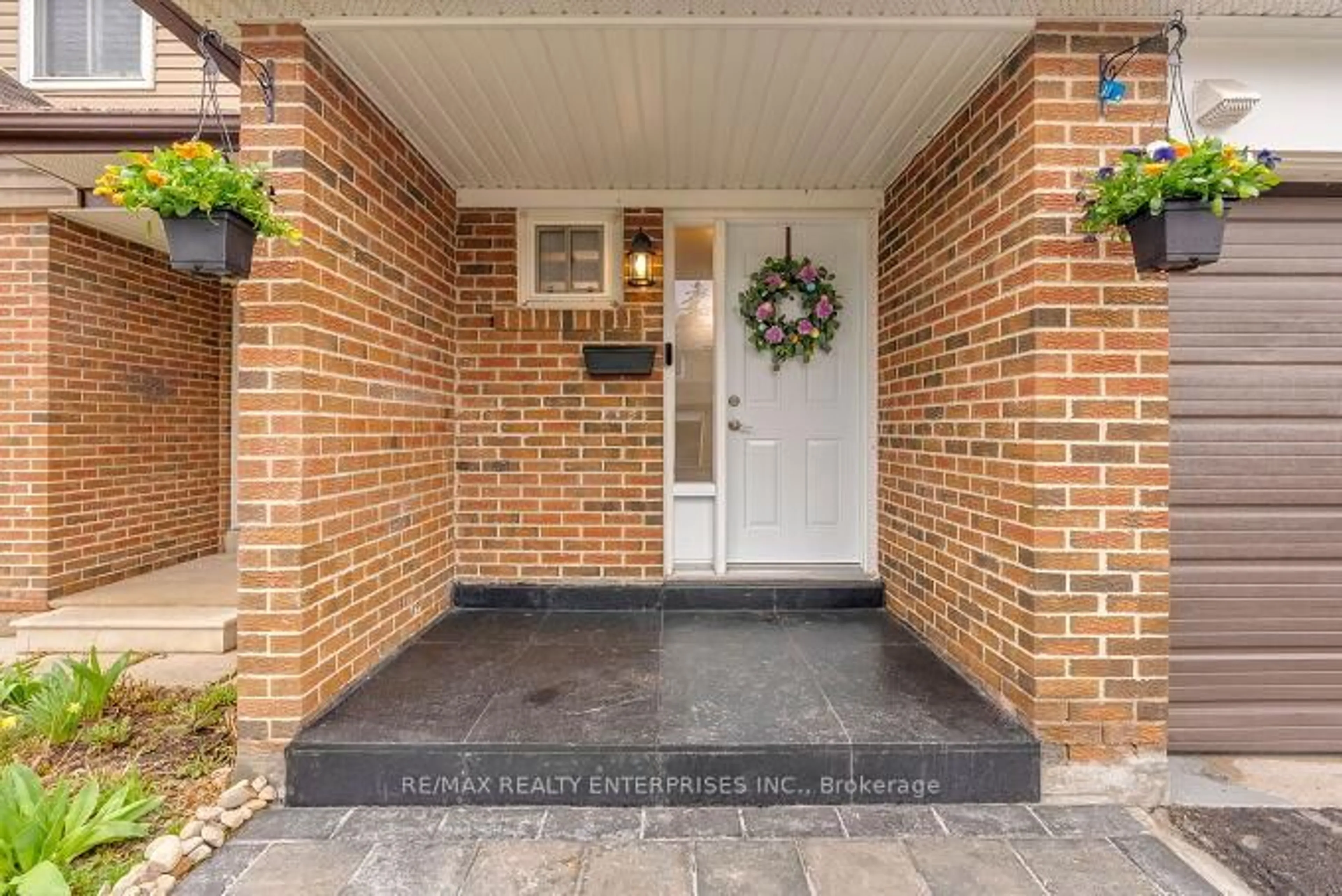 Indoor entryway for 3025 Cedarglen Gate #27, Mississauga Ontario L5C 2V7