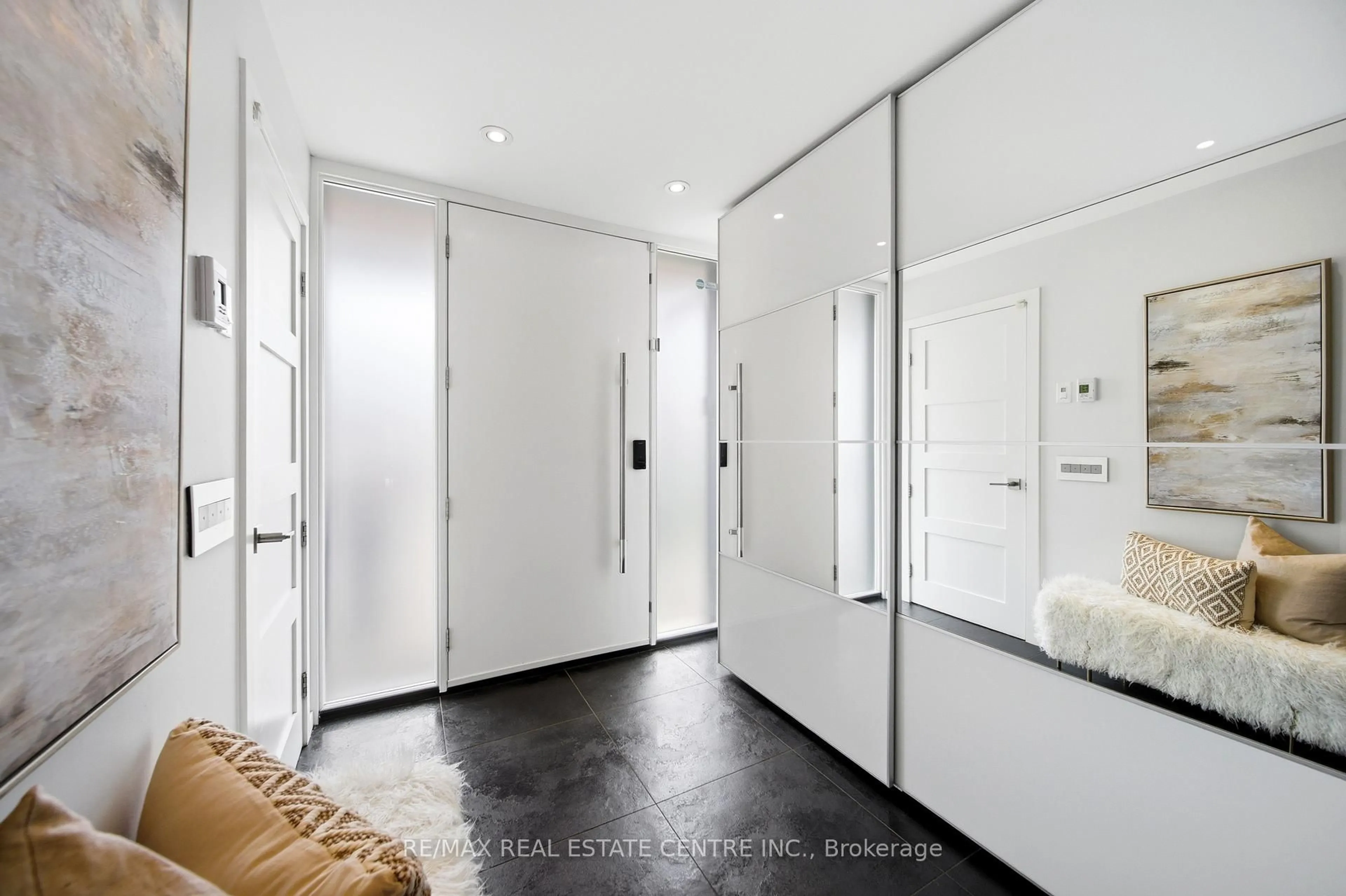 Indoor entryway for 2467 Bonner Rd, Mississauga Ontario L5J 2E1