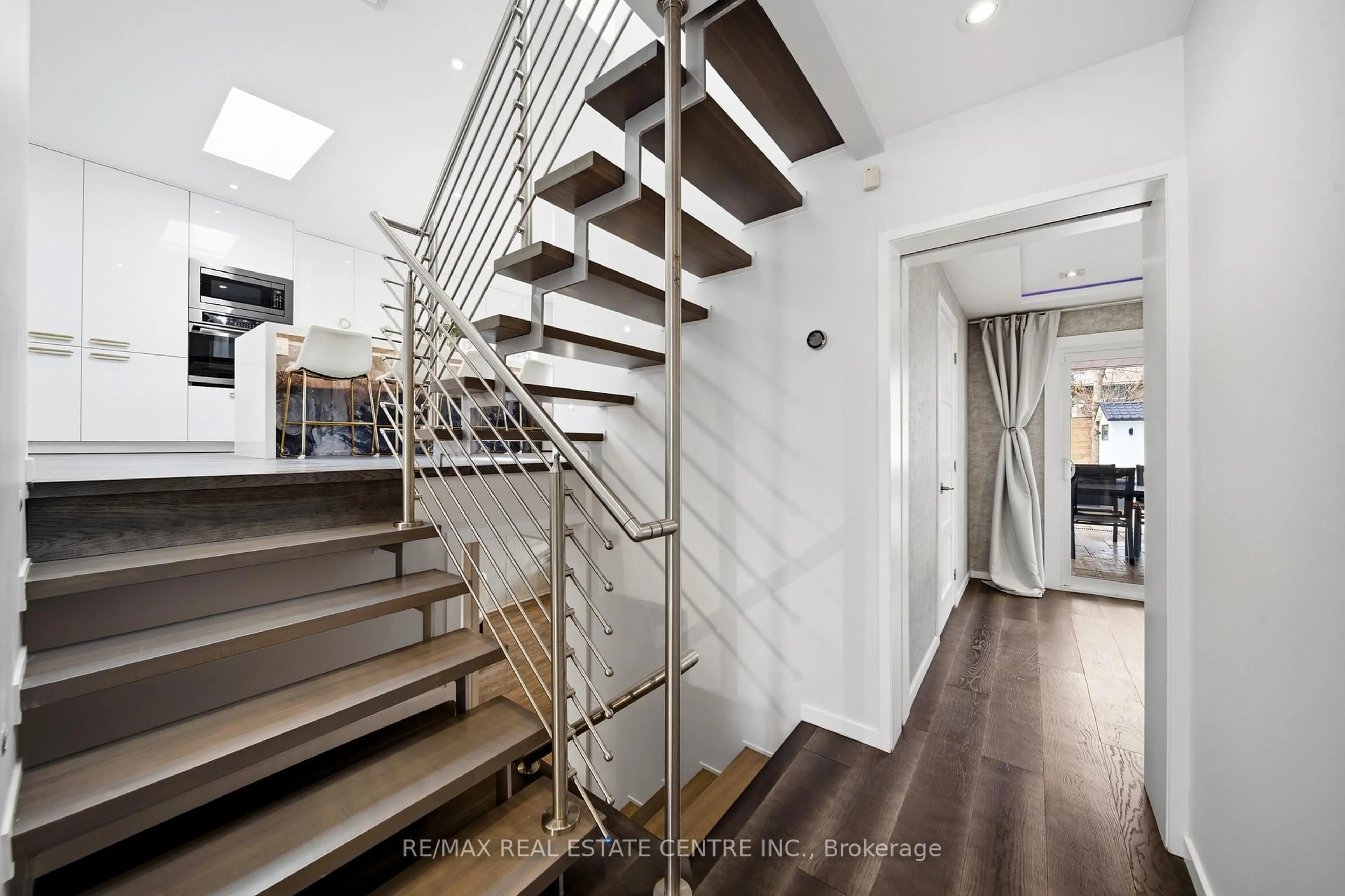 Stairs for 2467 Bonner Rd, Mississauga Ontario L5J 2E1