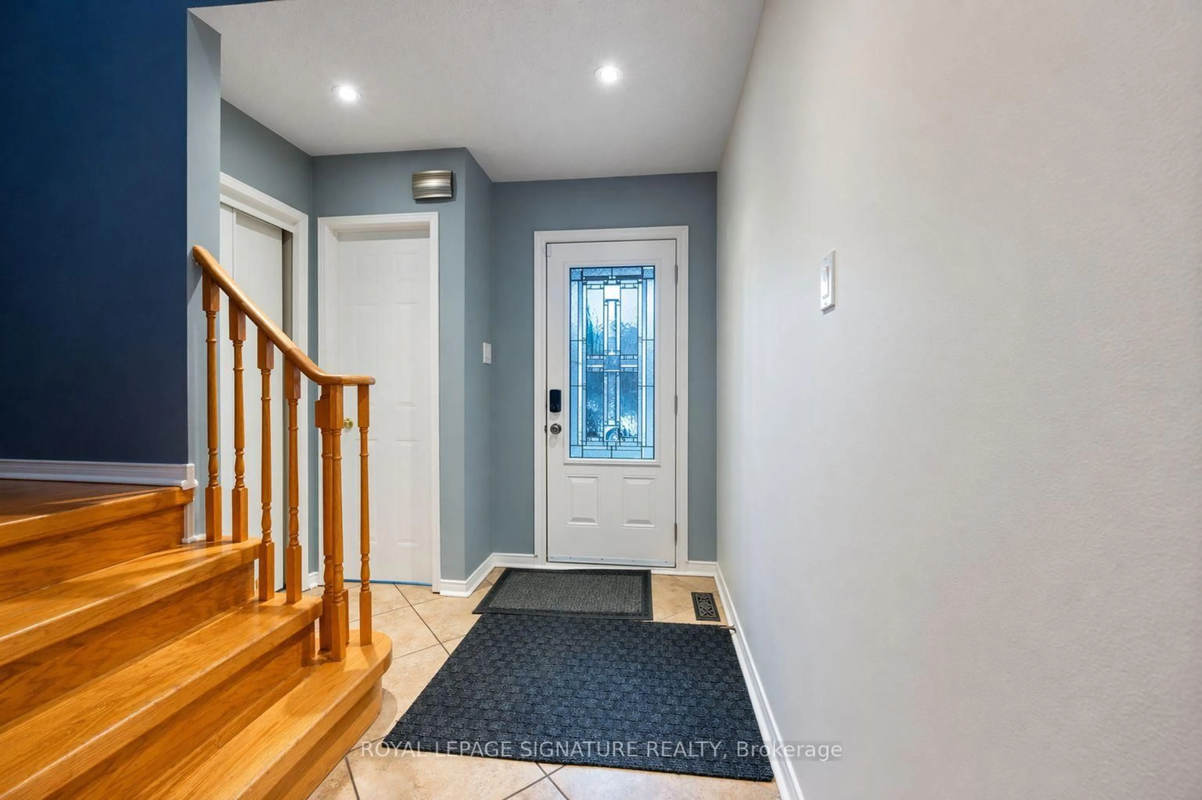 Indoor entryway for 7147 Harding Cres, Mississauga Ontario L5N 5P5