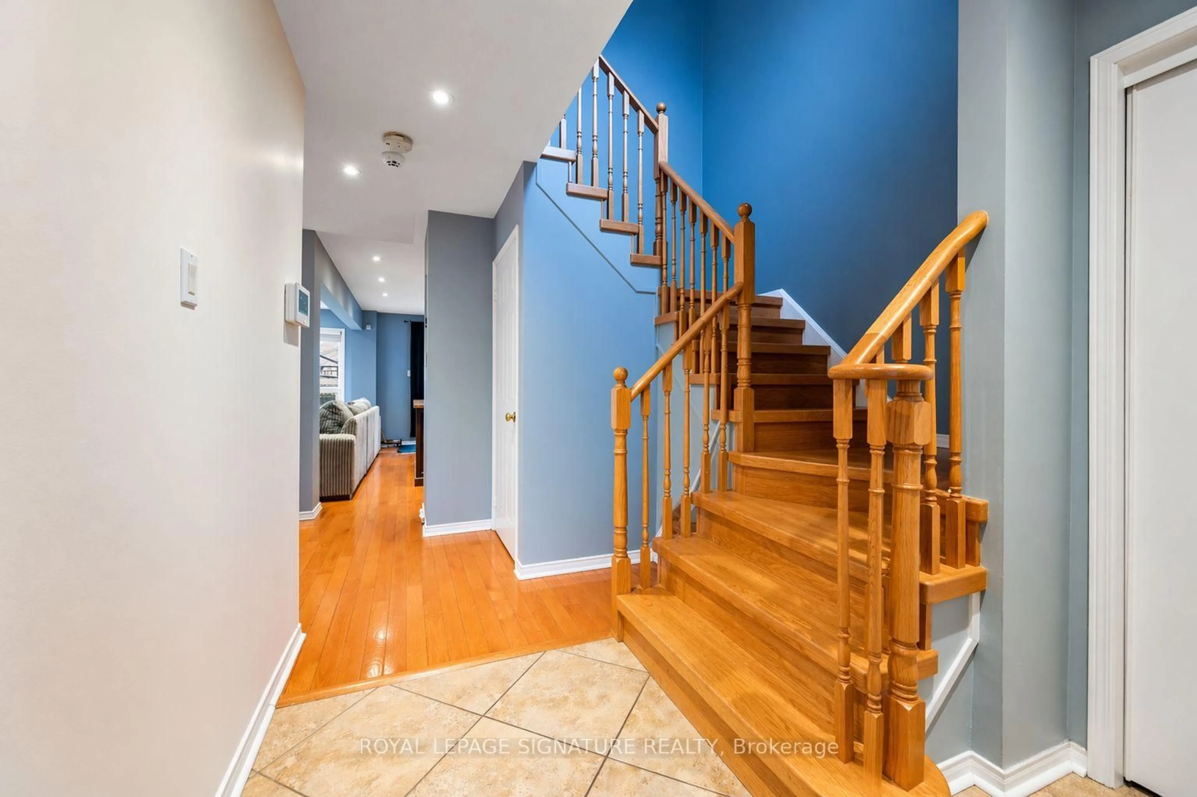Indoor foyer for 7147 Harding Cres, Mississauga Ontario L5N 5P5