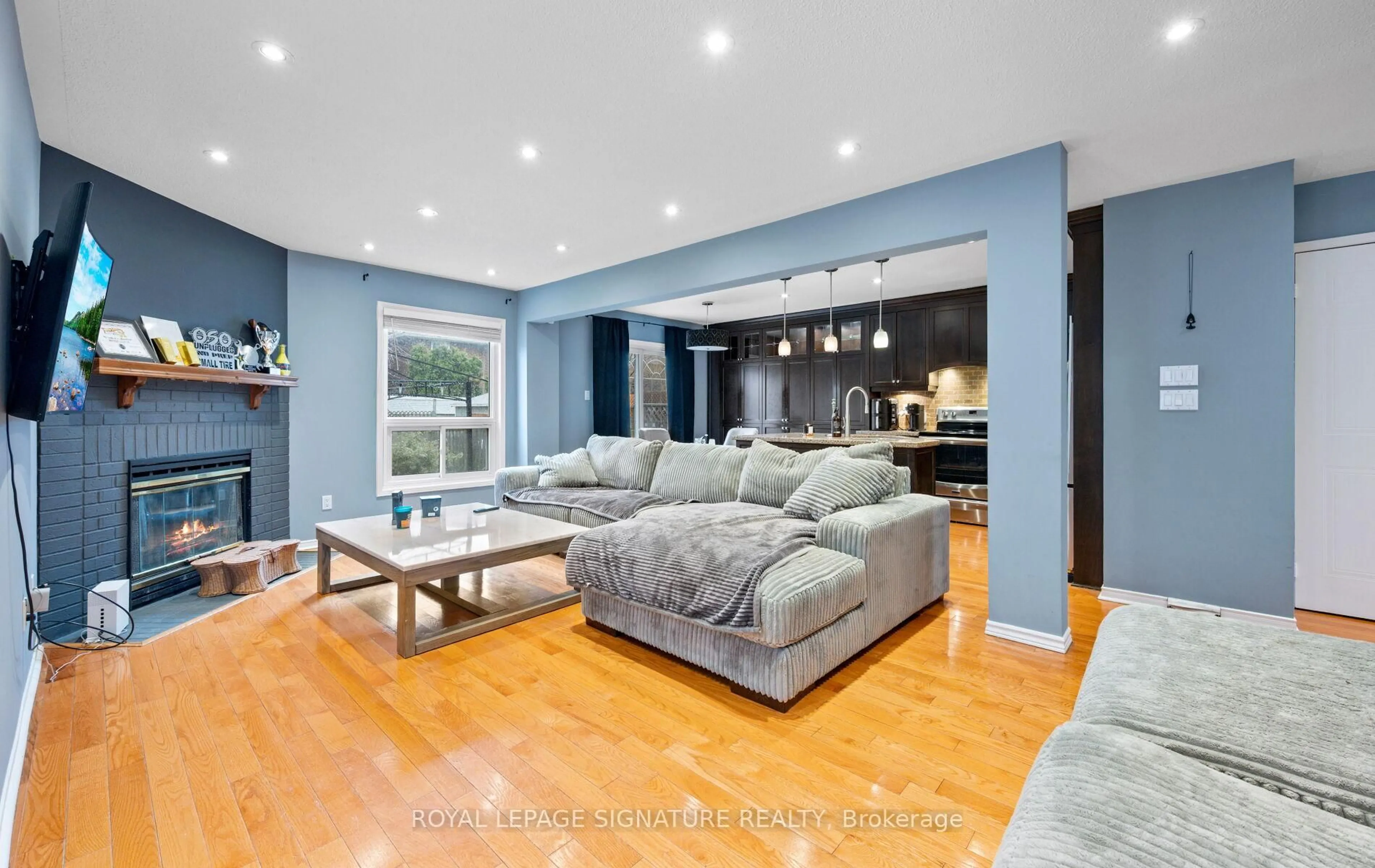 Living room with furniture, unknown for 7147 Harding Cres, Mississauga Ontario L5N 5P5