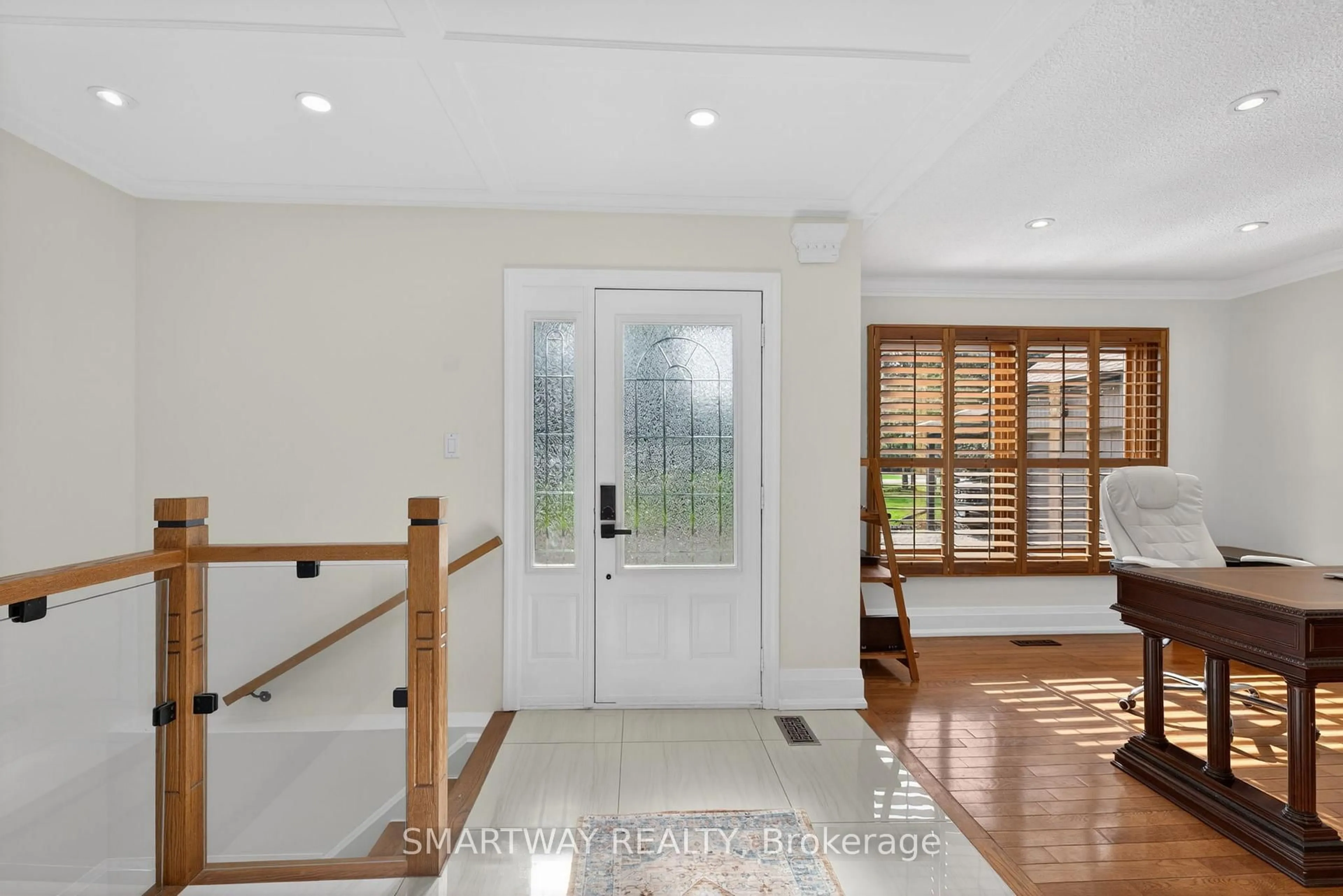 Indoor foyer for 11 Meadow Dr, Caledon Ontario L7K 1A2