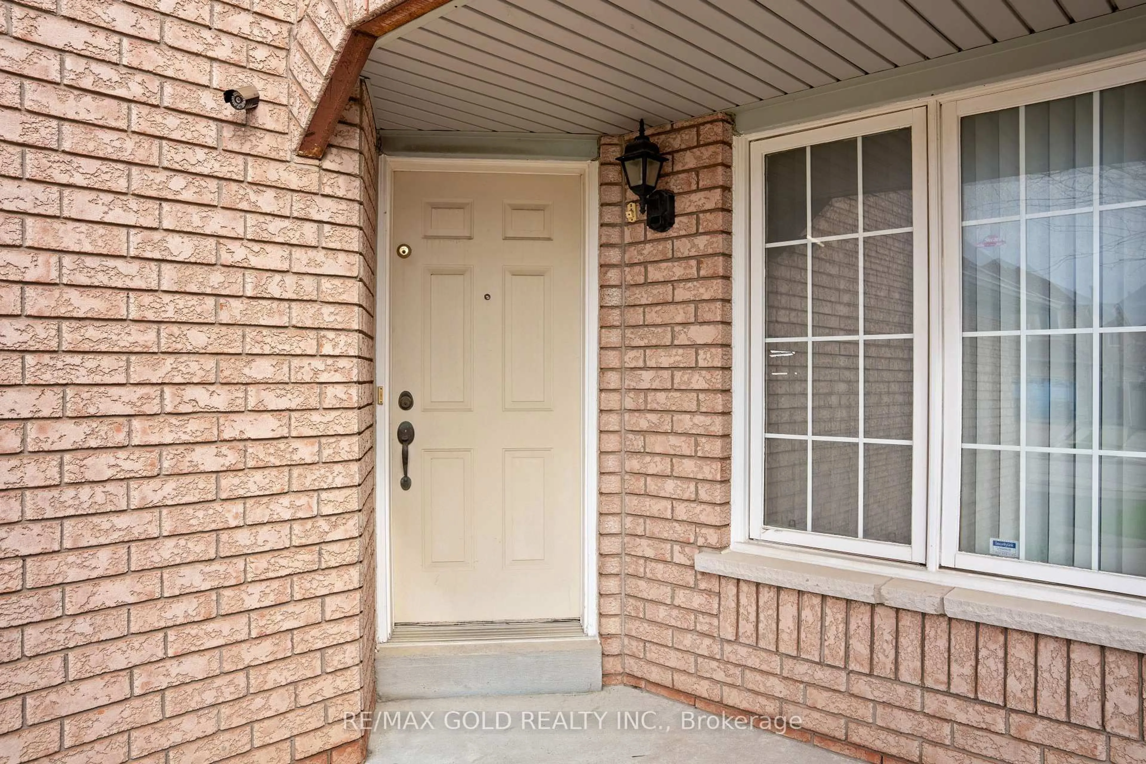 Indoor entryway for 107 Seclusion Cres, Brampton Ontario L6R 1K8