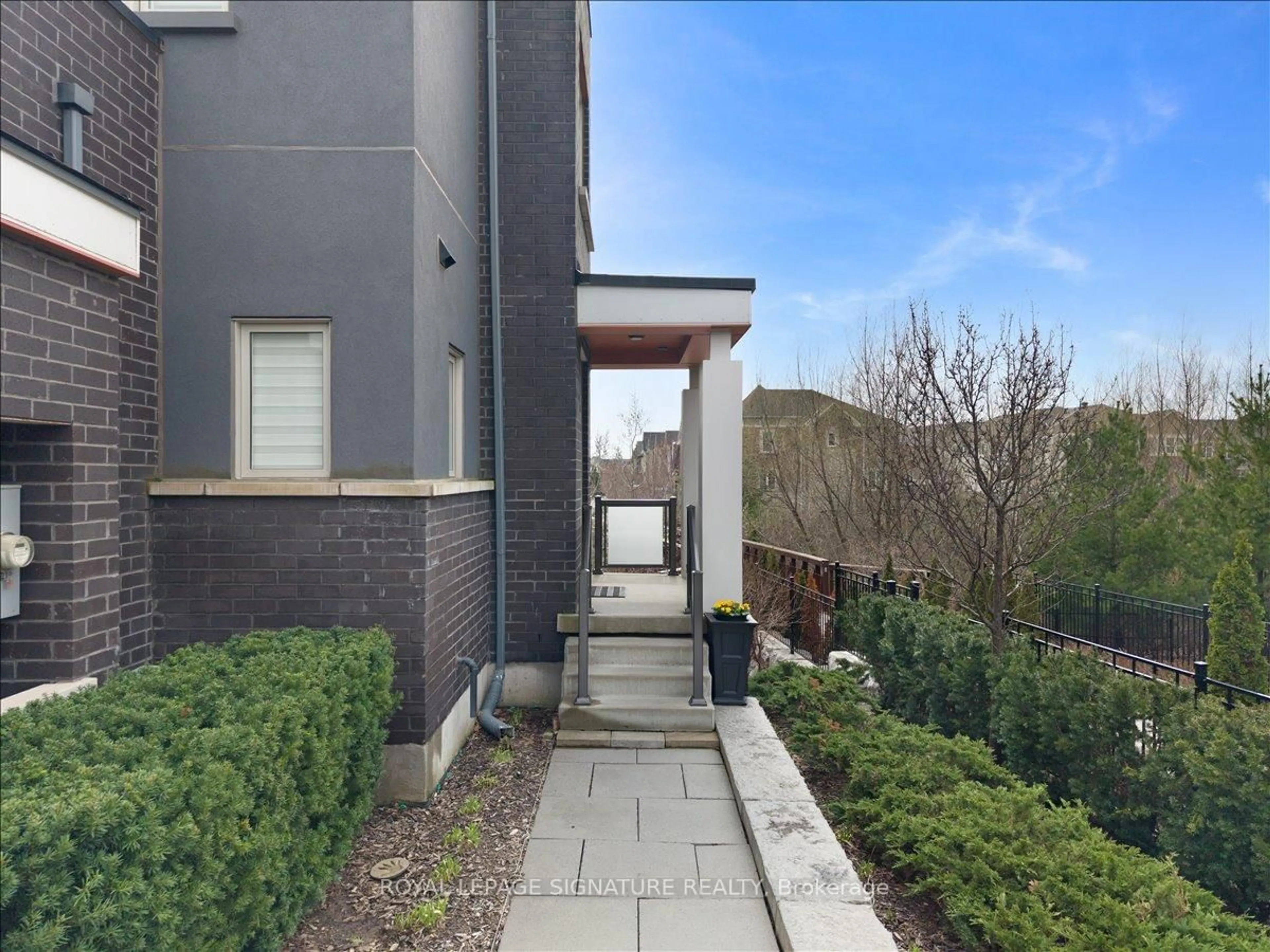 A pic from outside/outdoor area/front of a property/back of a property/a pic from drone, street for 3042 Creekshore Common #19, Oakville Ontario L6M 0Y6