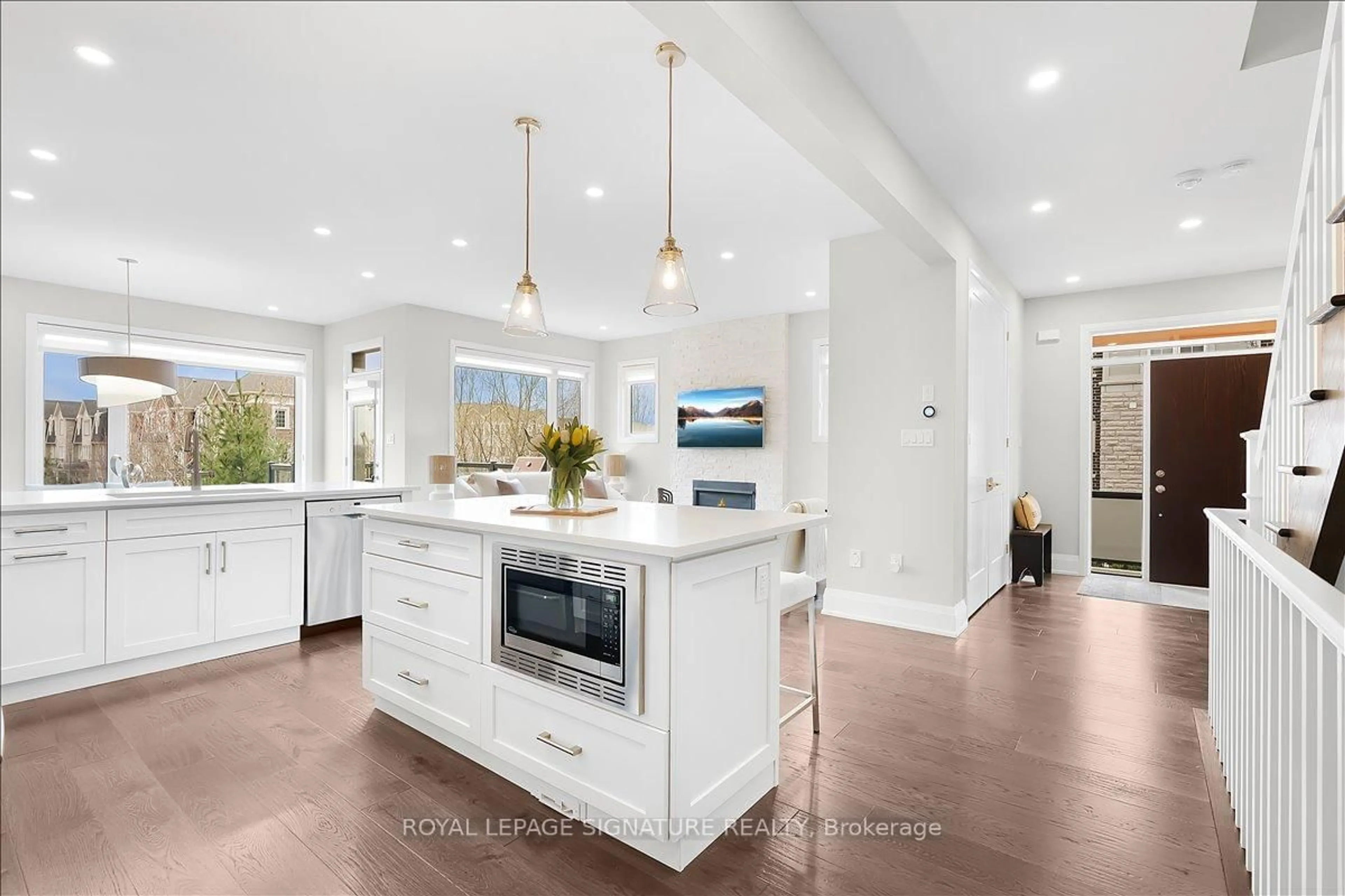 Open concept kitchen, ceramic/tile floor for 3042 Creekshore Common #19, Oakville Ontario L6M 0Y6