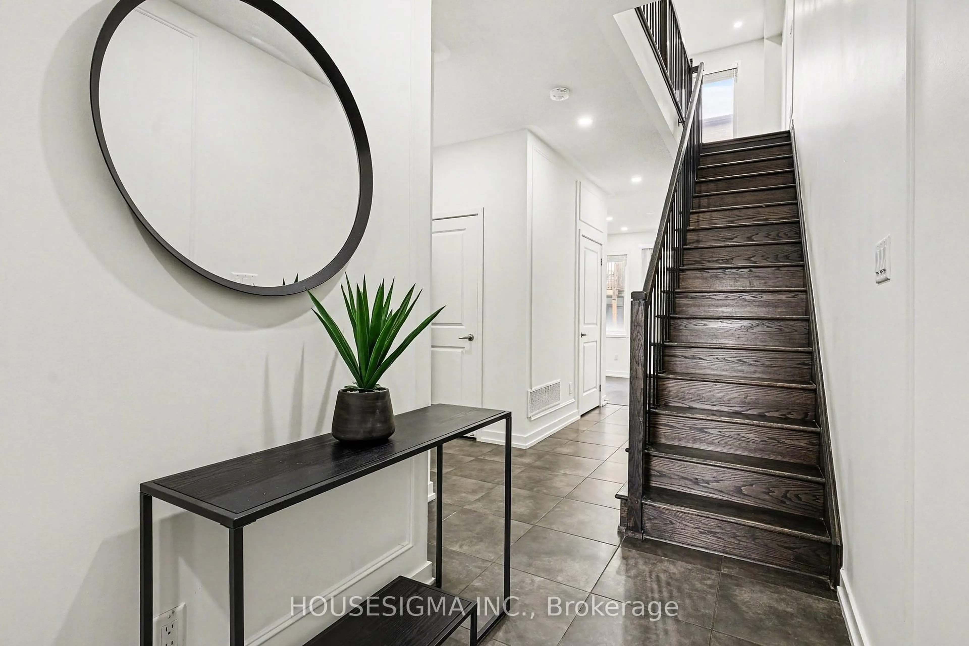 Indoor entryway for 197 Sabina Dr, Oakville Ontario L6H 0L4