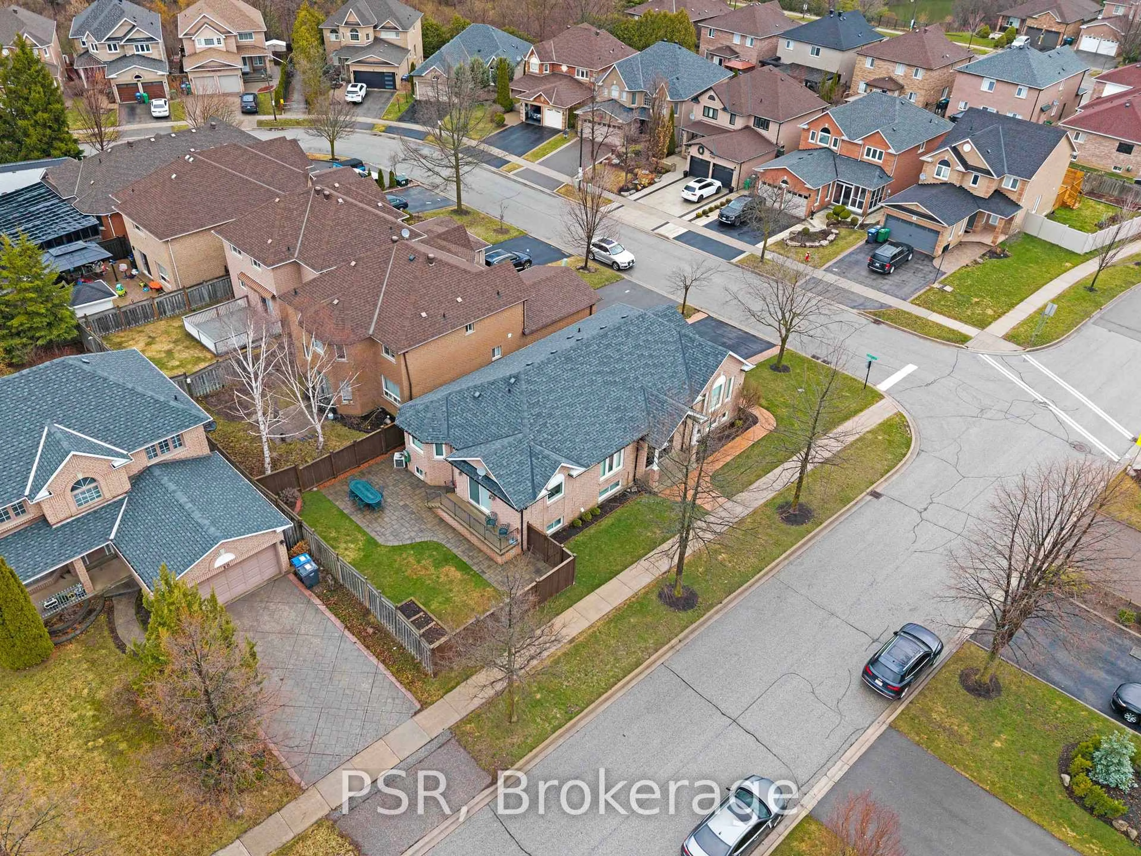 A pic from outside/outdoor area/front of a property/back of a property/a pic from drone, street for 8 Southbury Manor Dr, Caledon Ontario L7E 1X7