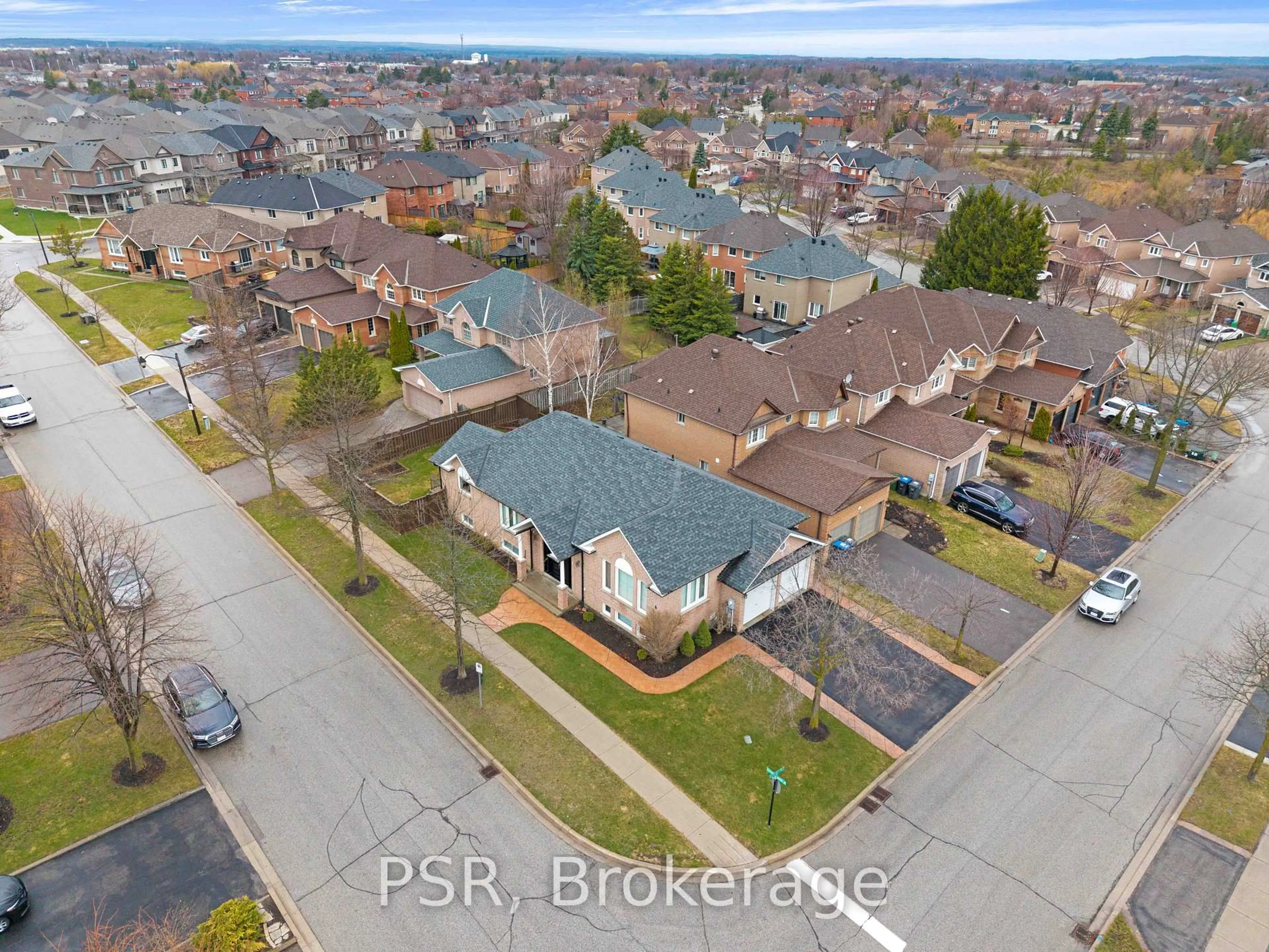 A pic from outside/outdoor area/front of a property/back of a property/a pic from drone, street for 8 Southbury Manor Dr, Caledon Ontario L7E 1X7