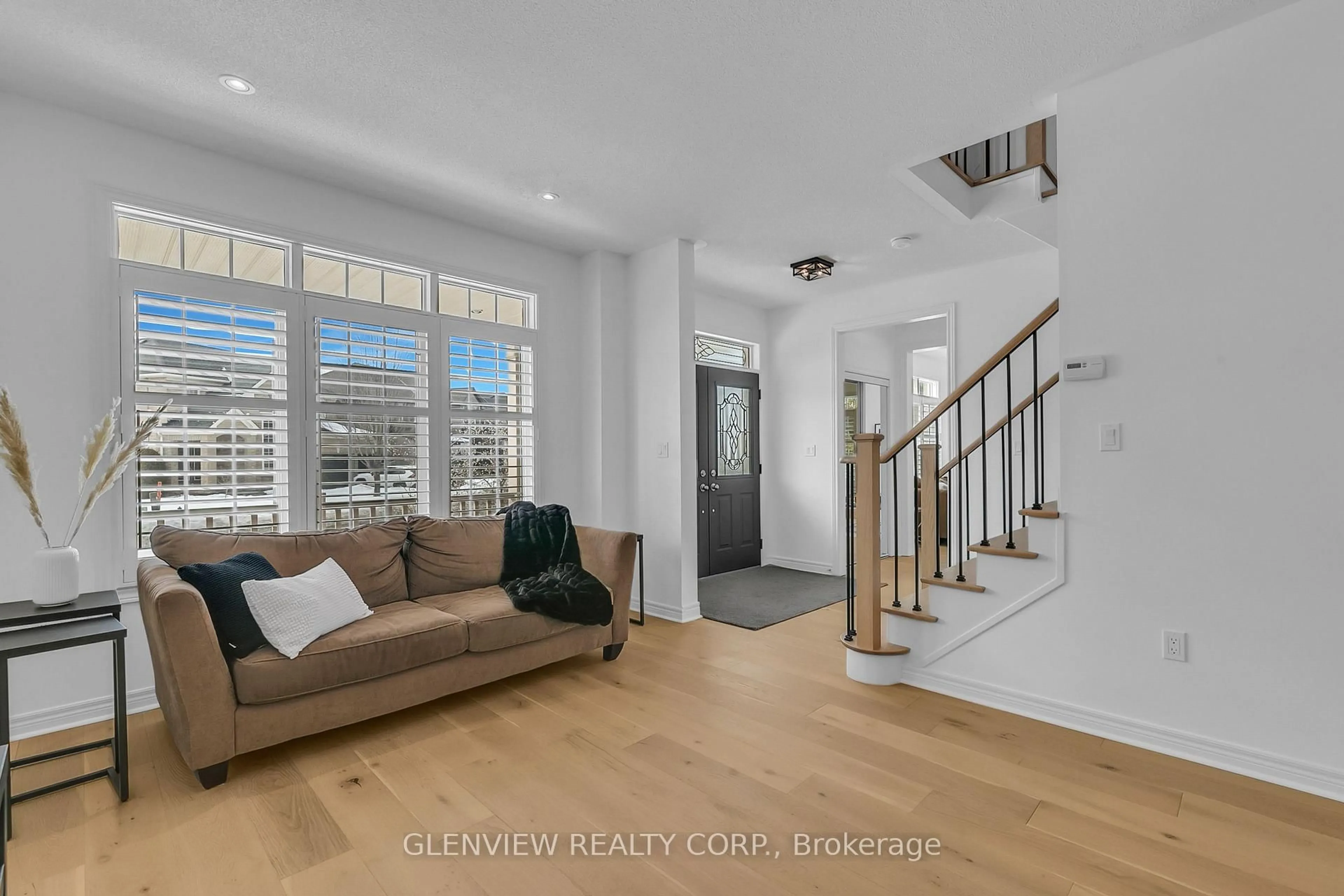 Indoor entryway for 2295 Rochester Circ #18, Oakville Ontario L6M 5C9