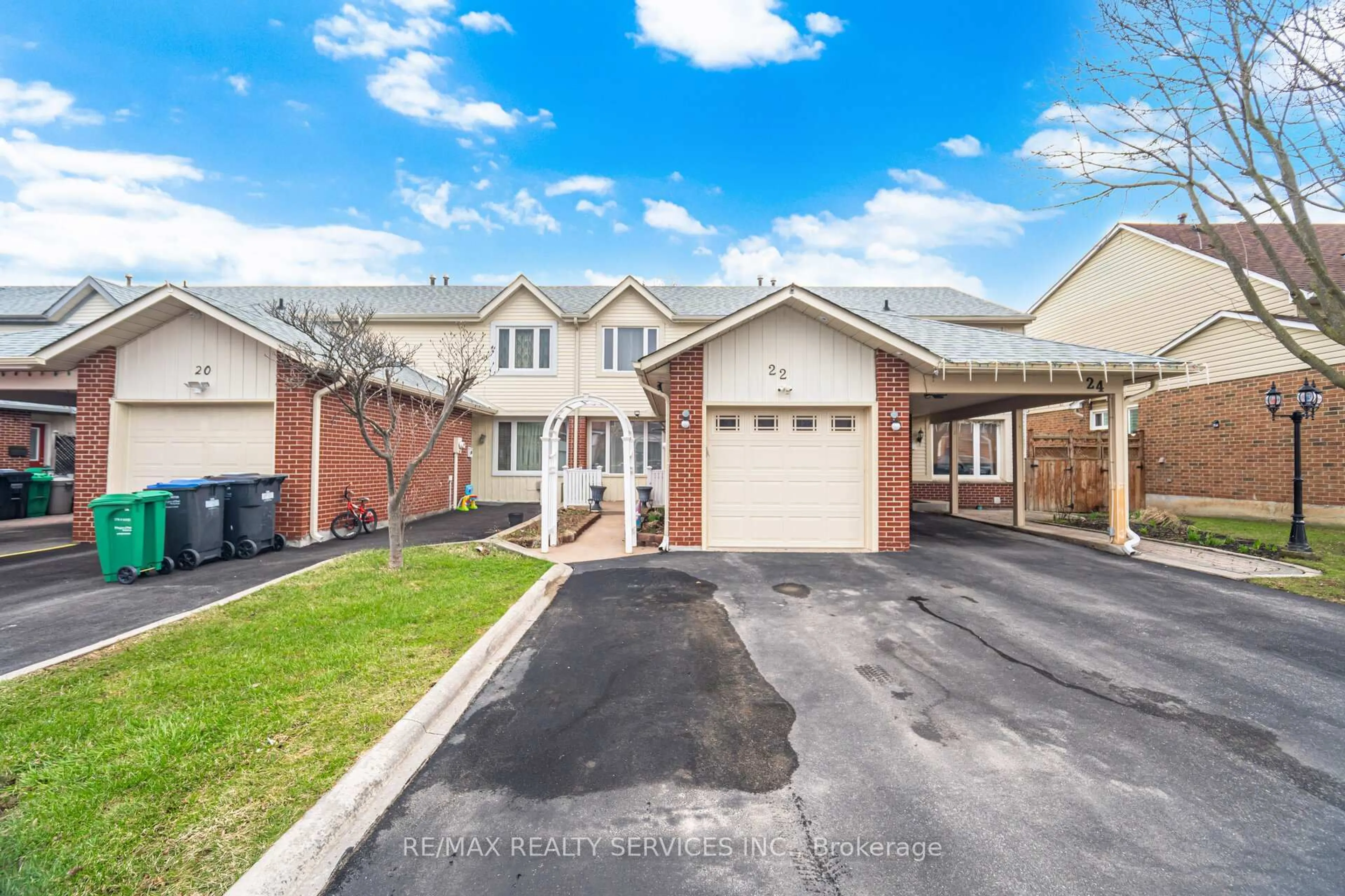 A pic from outside/outdoor area/front of a property/back of a property/a pic from drone, street for 22 Rushmore Cres, Brampton Ontario L6Z 1R2