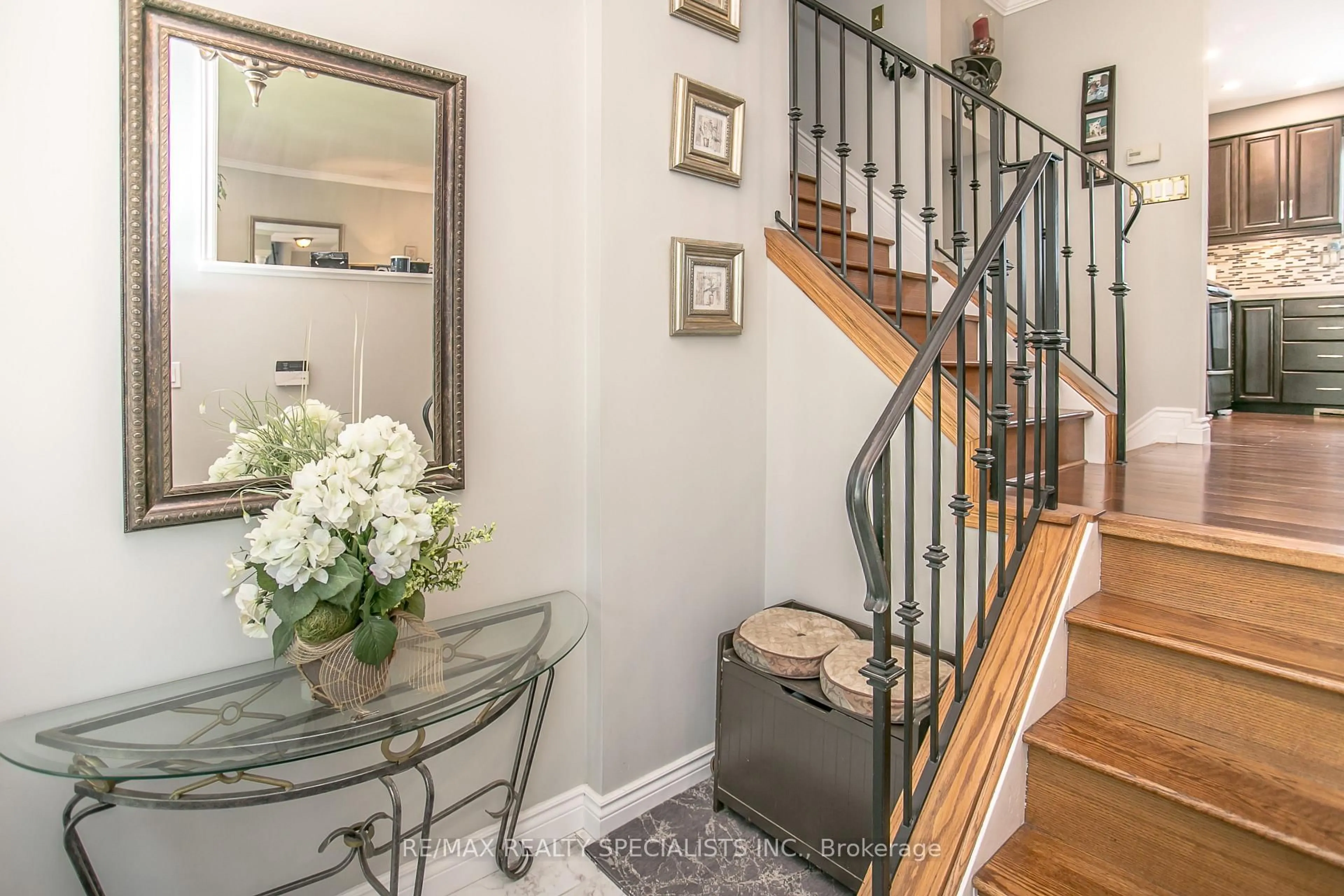 Indoor entryway for 2422 Ventura Dr, Oakville Ontario L6L 2H4