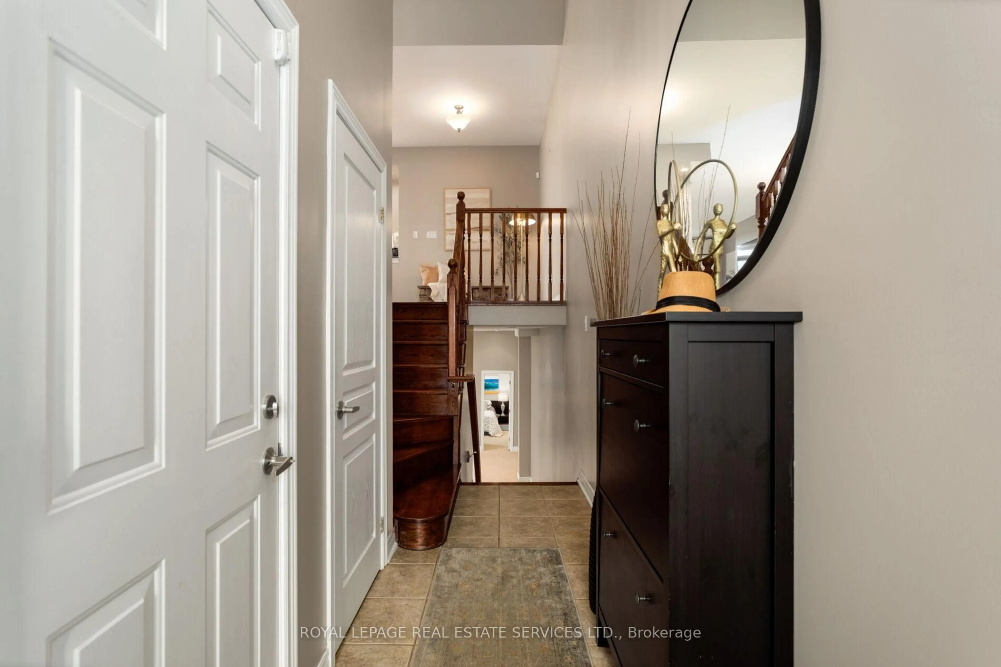 Indoor entryway for 2281 Highcroft Rd, Oakville Ontario L6M 4Y4