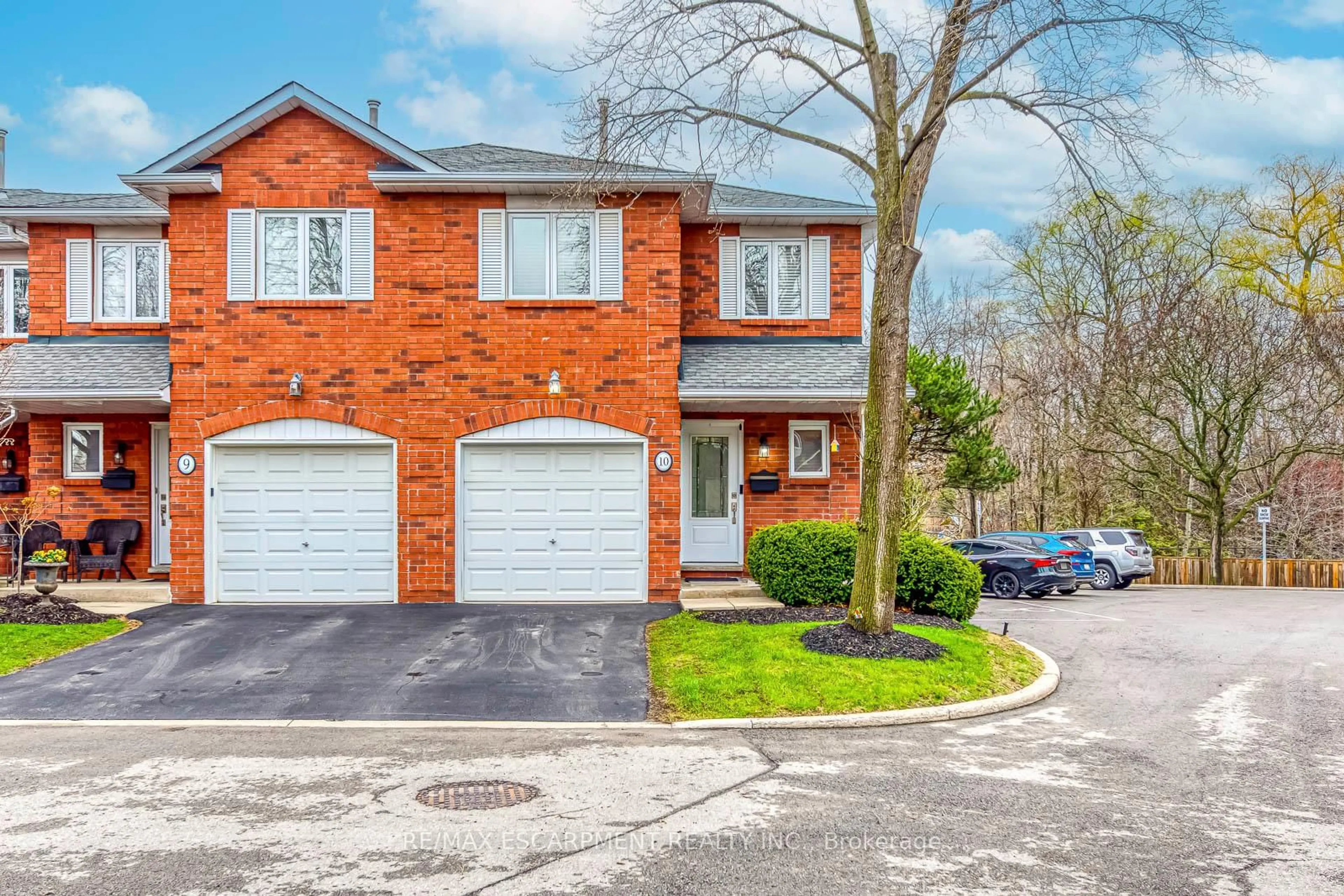 Home with brick exterior material, street for 3115 New St #10, Burlington Ontario L7N 3T5