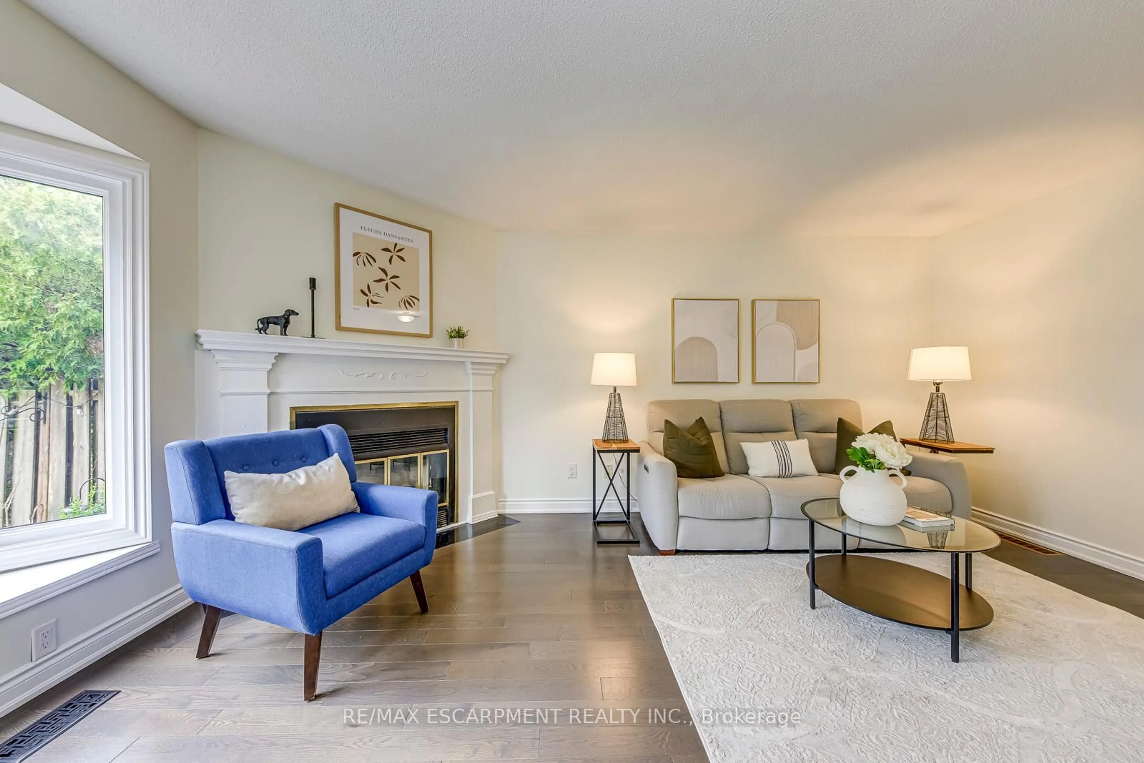 Living room with furniture, unknown for 3115 New St #10, Burlington Ontario L7N 3T5