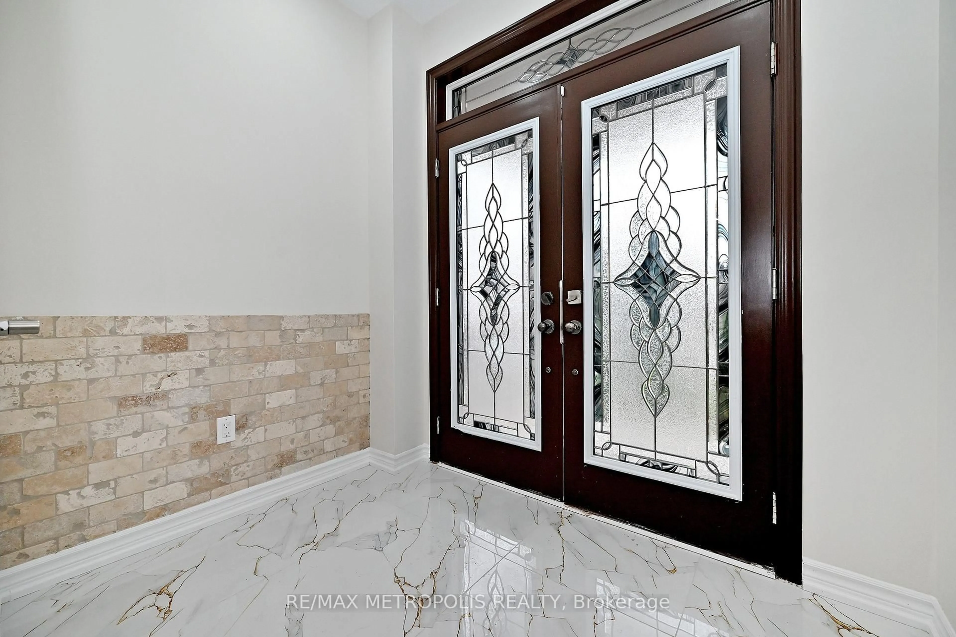 Indoor foyer for 30 Wasaga Rd, Brampton Ontario L6X 3B1