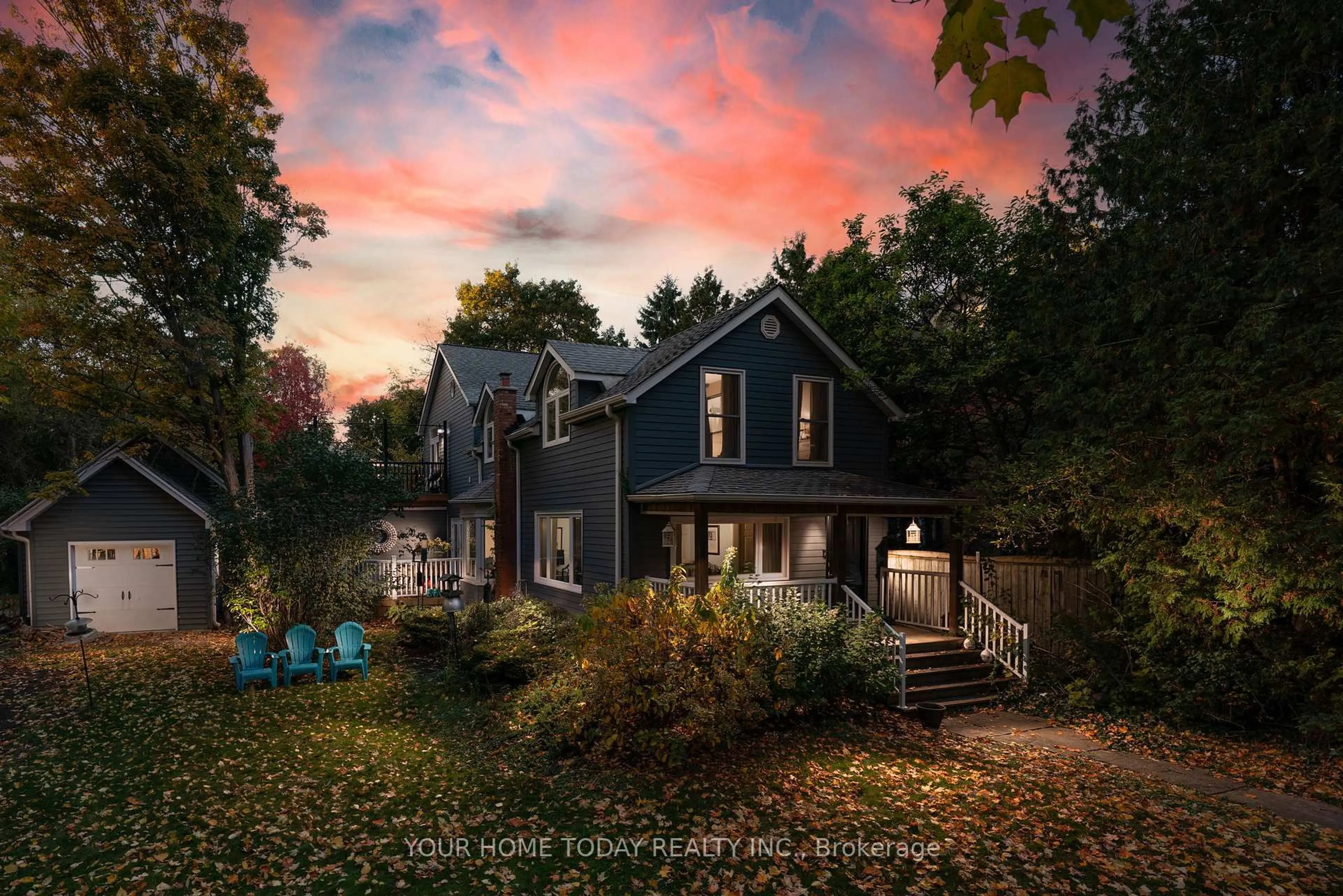 A pic from outside/outdoor area/front of a property/back of a property/a pic from drone, street for 15 Queen St, Halton Hills Ontario L7G 2E3