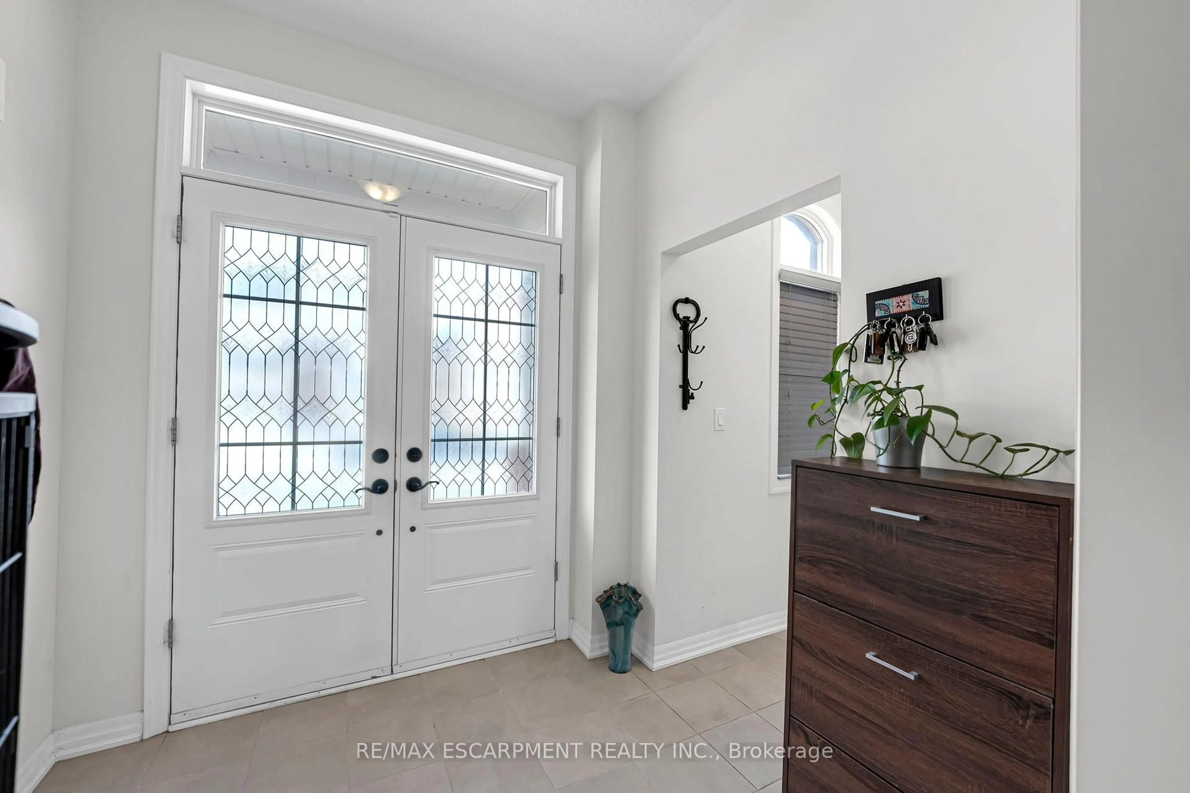 Indoor entryway for 3430 CLAYTON Tr, Oakville Ontario L6H 0Z1