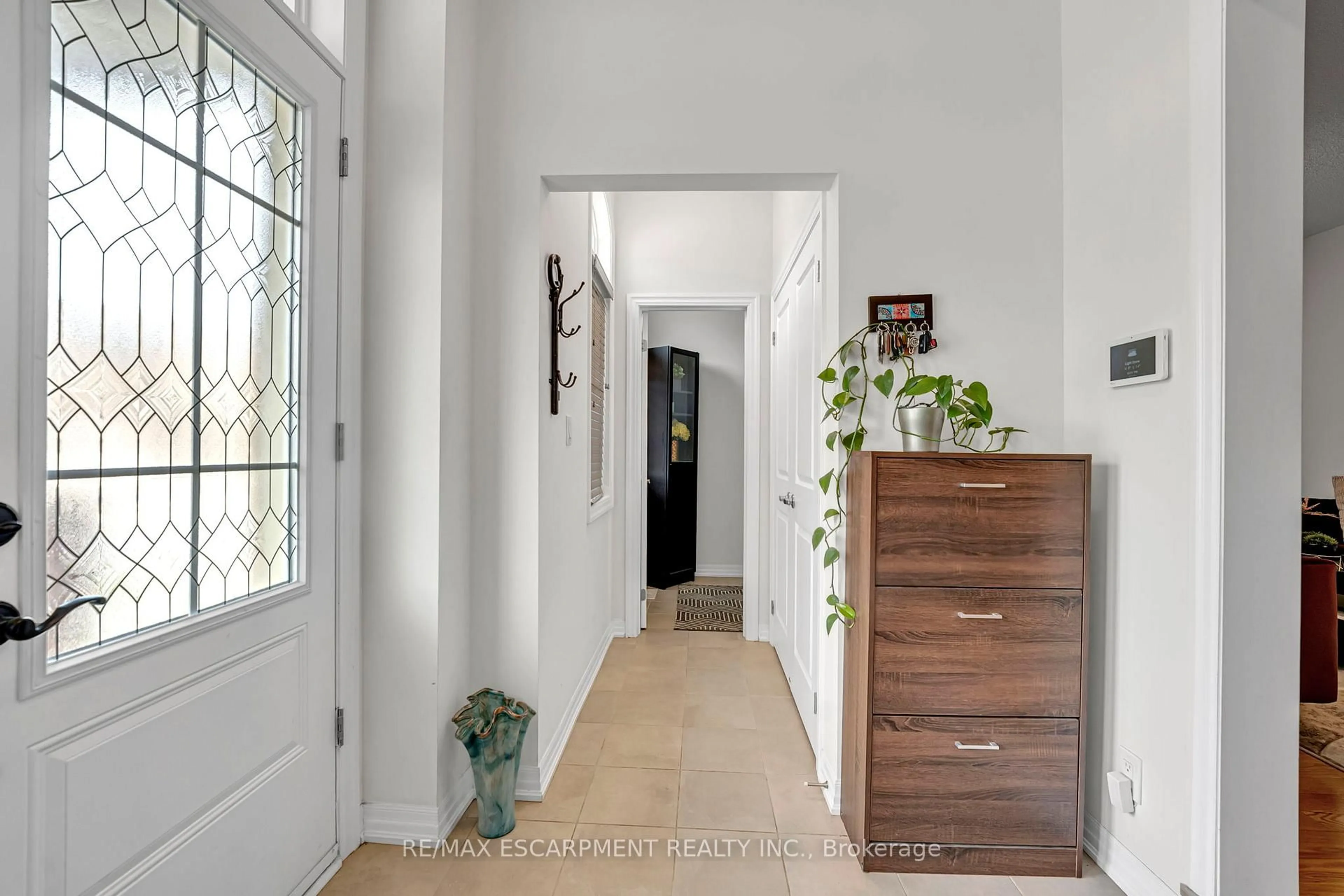 Indoor entryway for 3430 CLAYTON Tr, Oakville Ontario L6H 0Z1