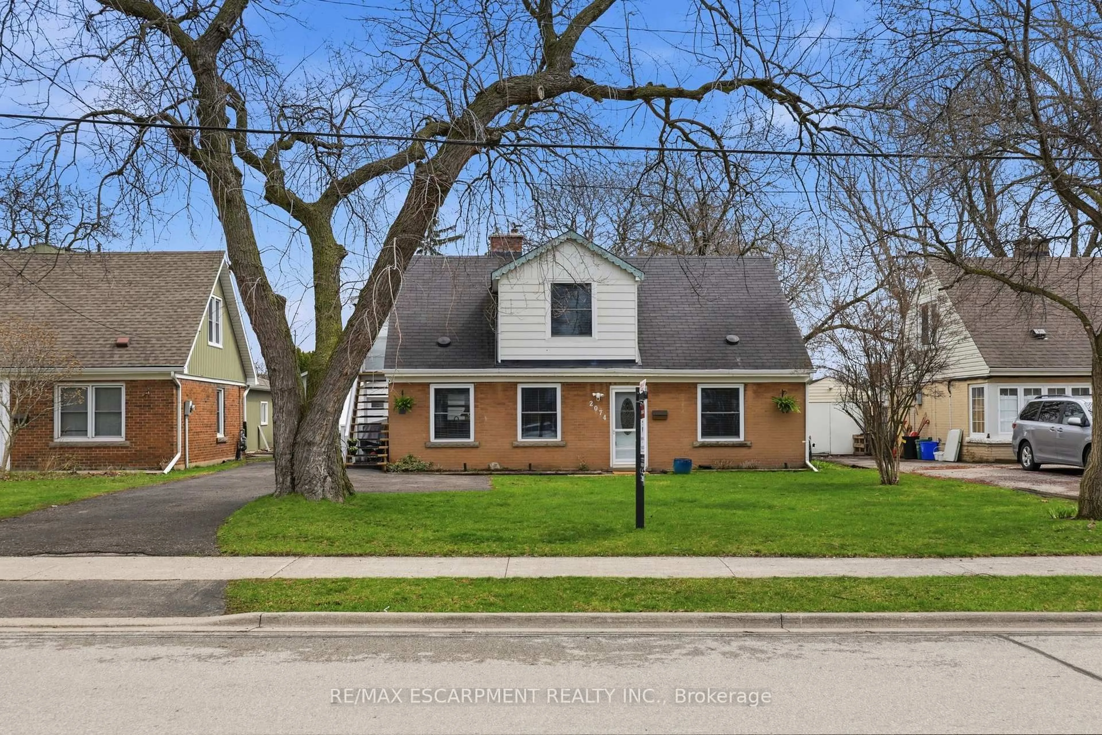 Home with brick exterior material, street for 2074 Churchill Ave, Burlington Ontario L7R 3T7