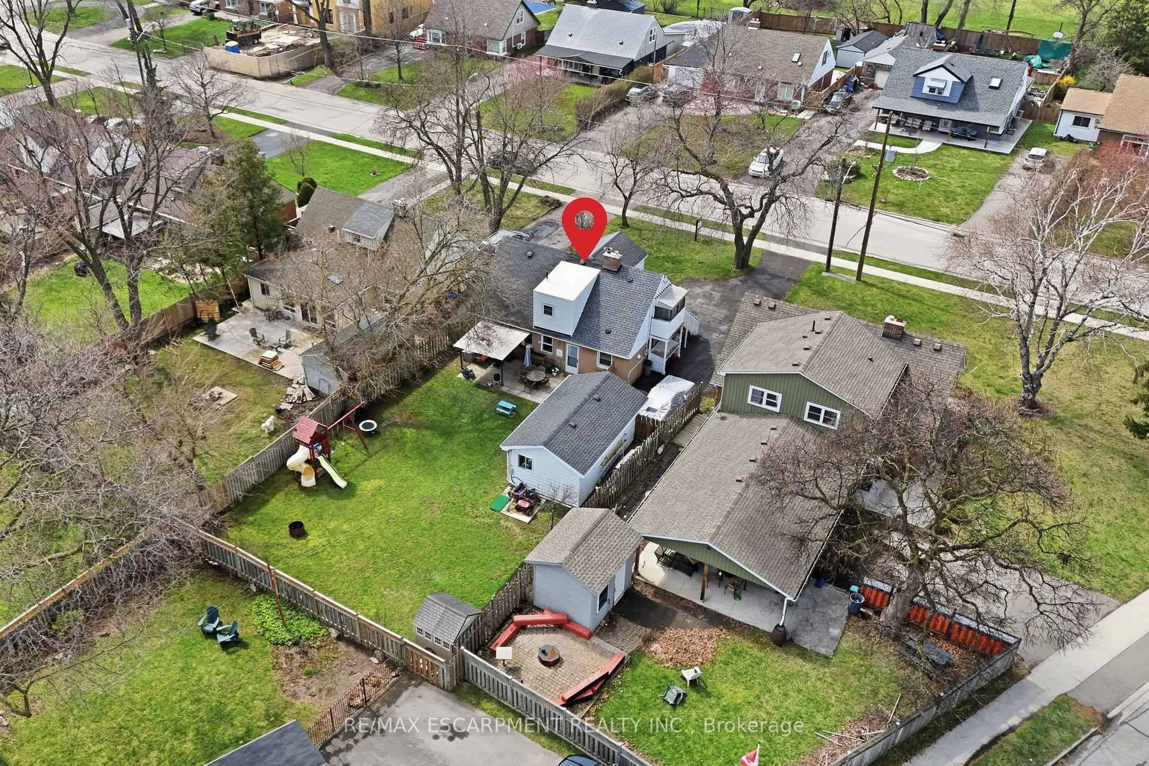 A pic from outside/outdoor area/front of a property/back of a property/a pic from drone, street for 2074 Churchill Ave, Burlington Ontario L7R 3T7
