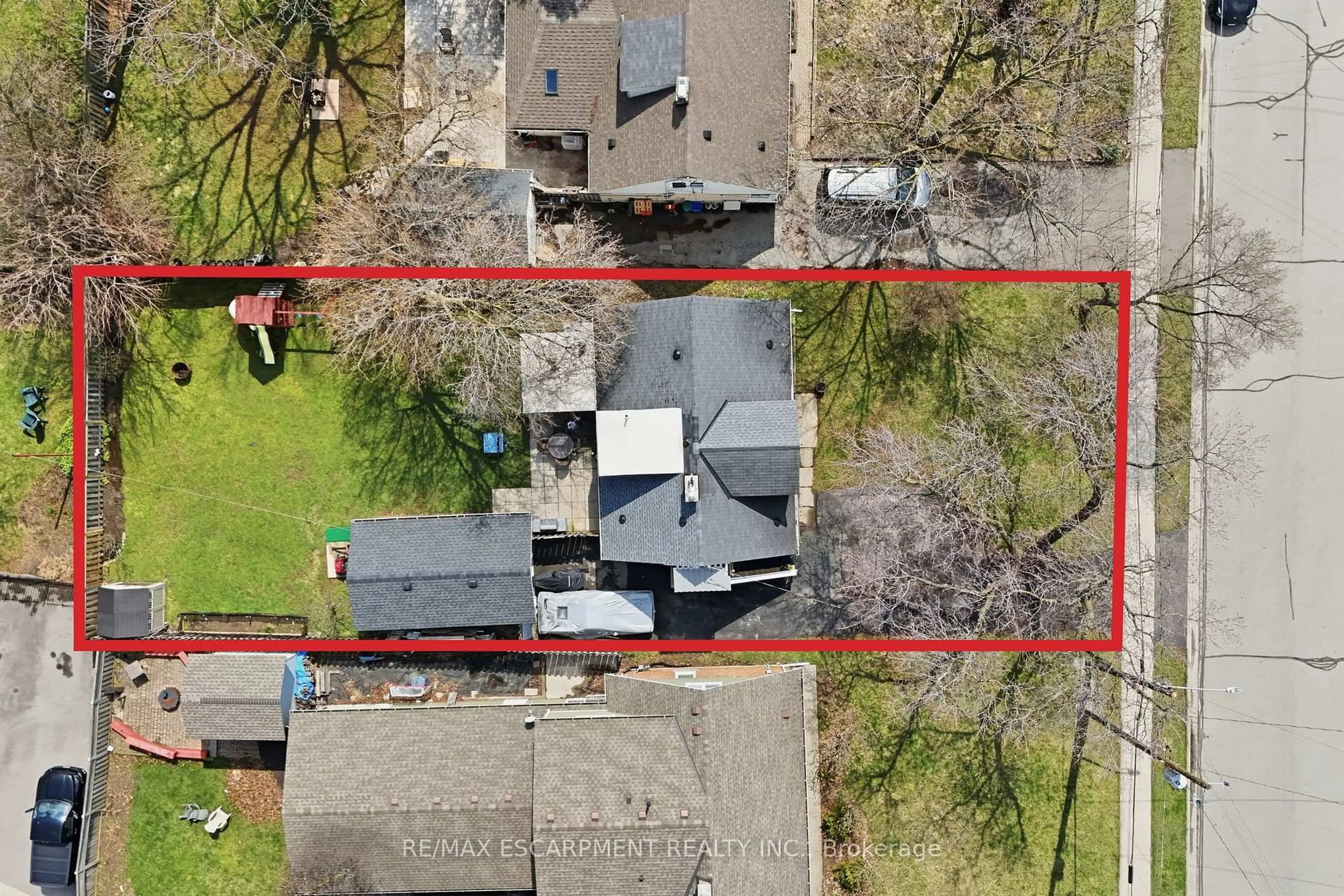 A pic from outside/outdoor area/front of a property/back of a property/a pic from drone, street for 2074 Churchill Ave, Burlington Ontario L7R 3T7