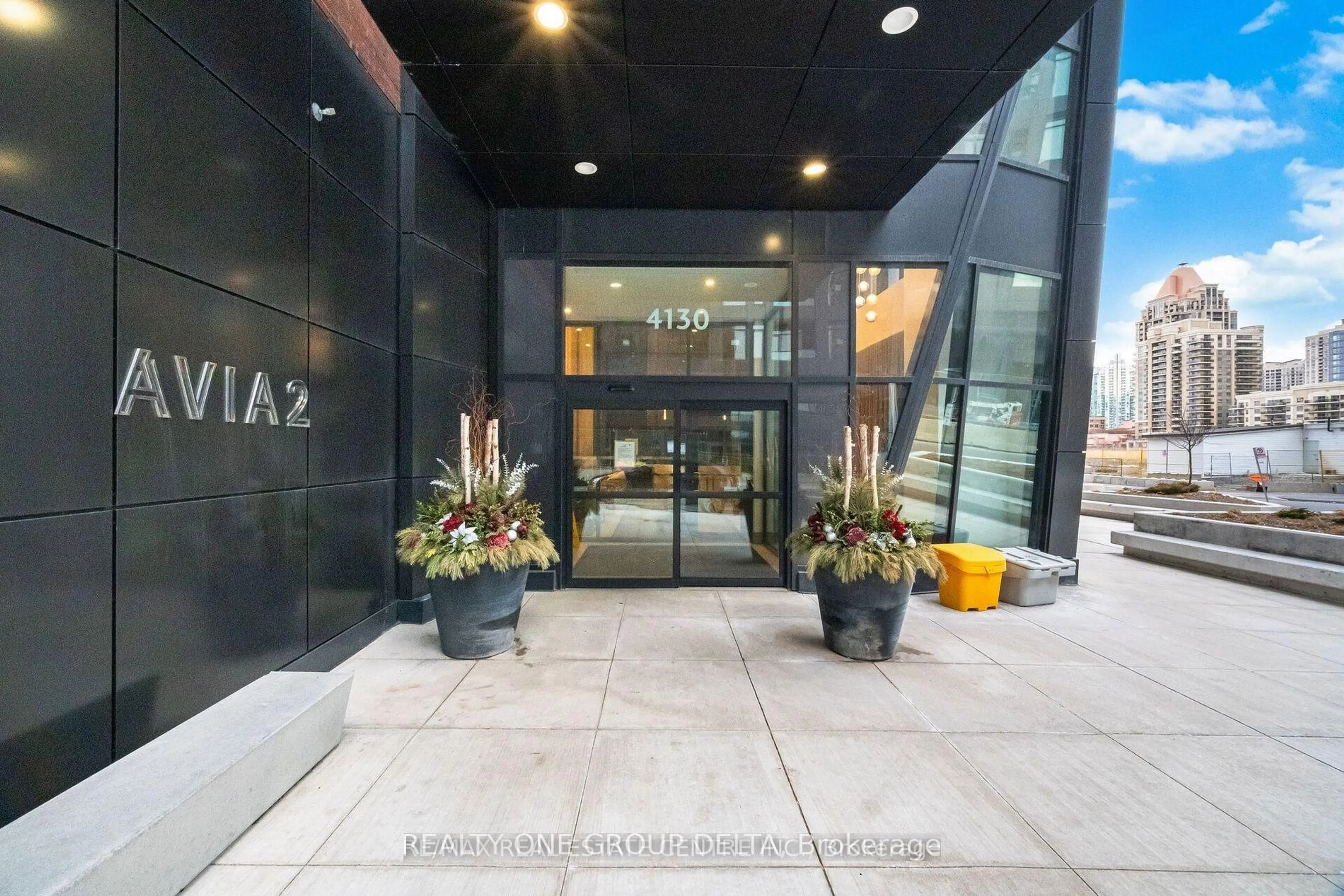 Indoor foyer for 4130 Parkside Village Dr #502, Mississauga Ontario L5B 3M8