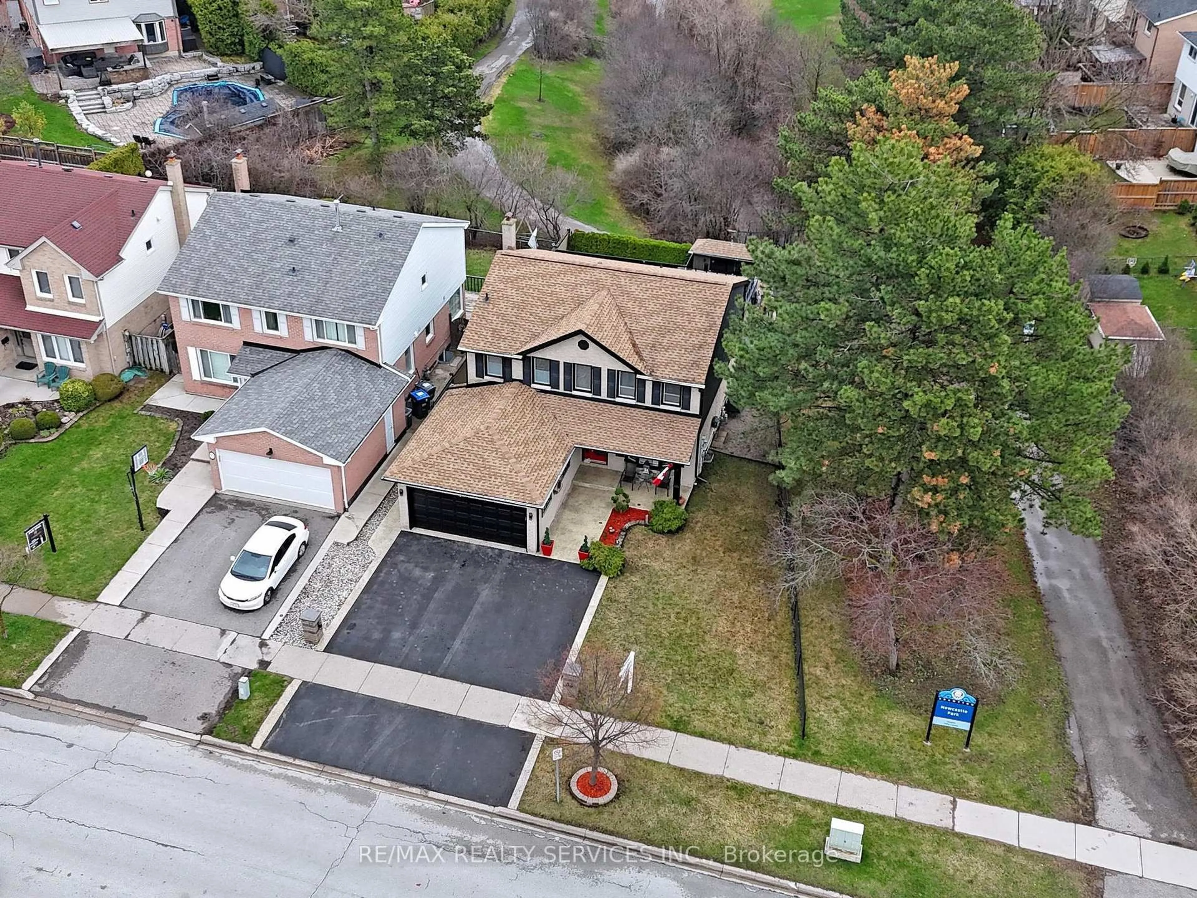 A pic from outside/outdoor area/front of a property/back of a property/a pic from drone, street for 55 Northampton St, Brampton Ontario L6S 3Z6