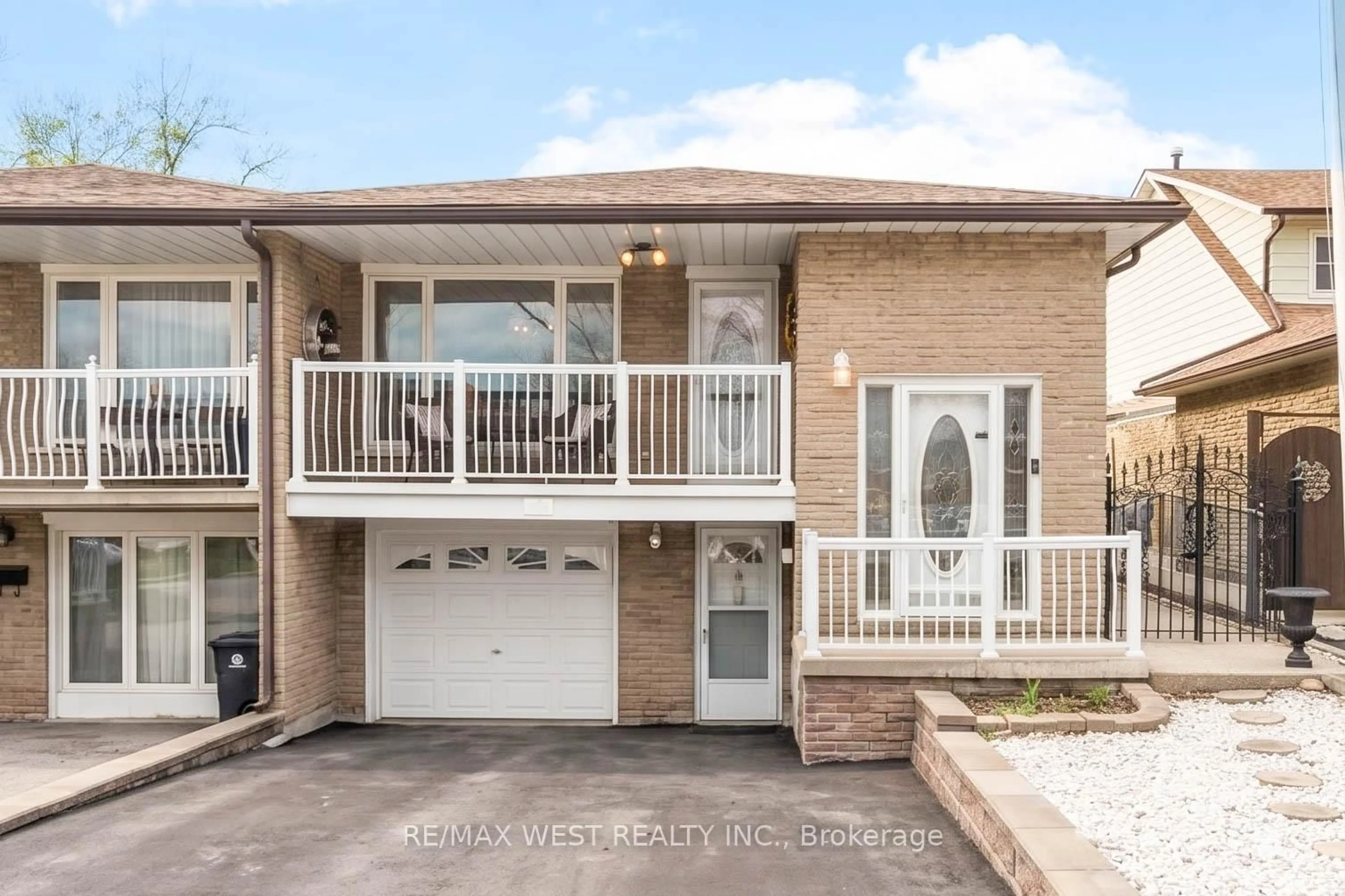 Home with brick exterior material, street for 941 Stainton Dr, Mississauga Ontario L5C 1G2