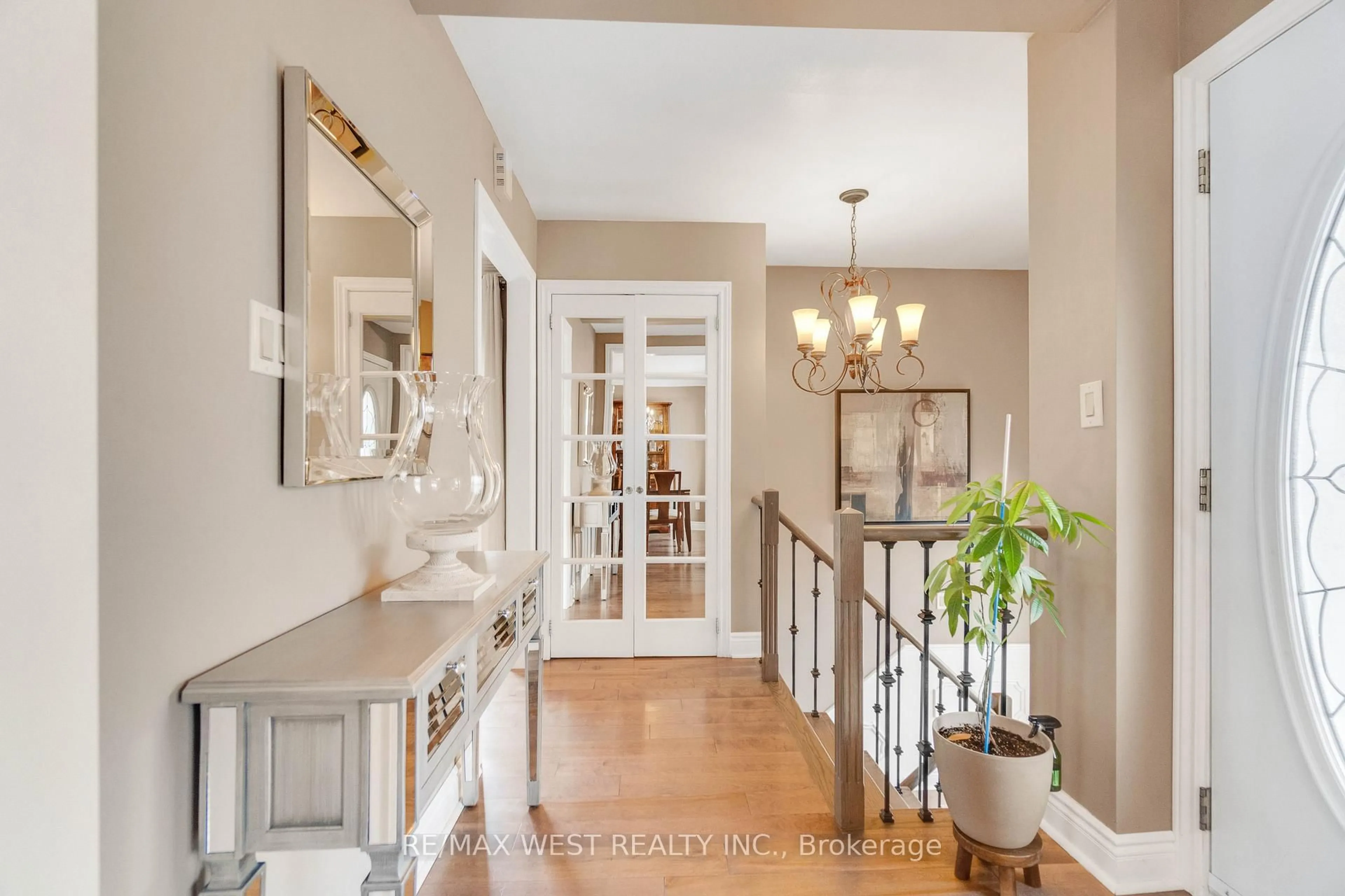 Indoor entryway for 941 Stainton Dr, Mississauga Ontario L5C 1G2