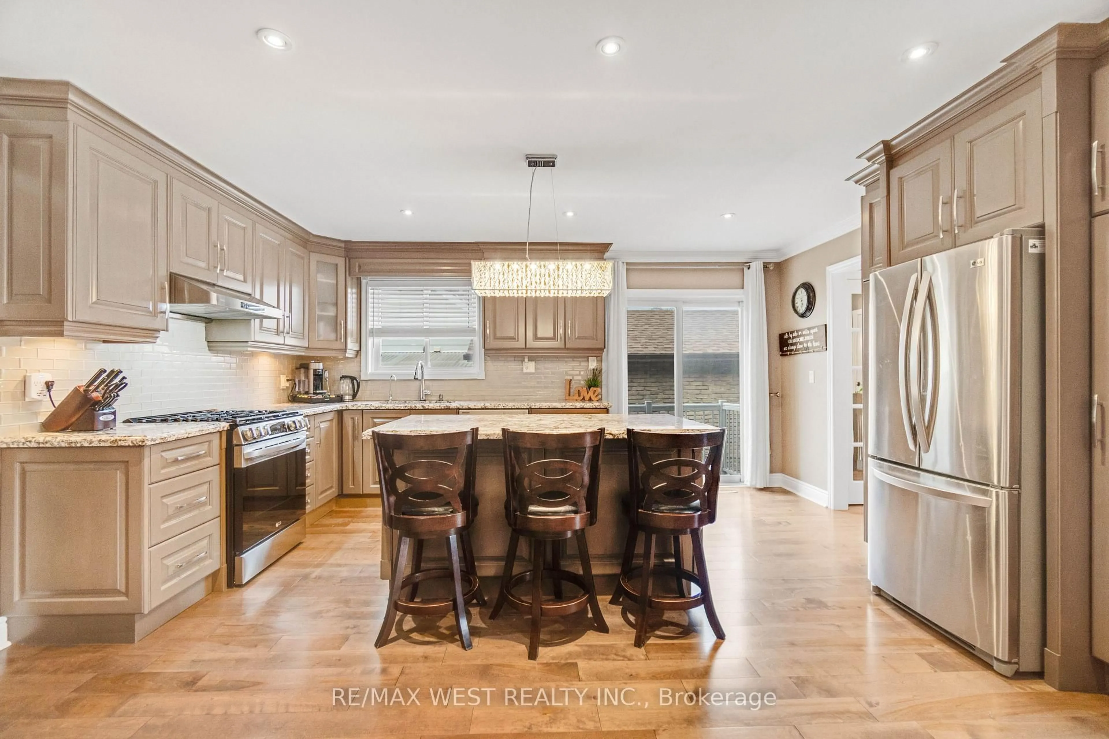 Open concept kitchen, unknown for 941 Stainton Dr, Mississauga Ontario L5C 1G2