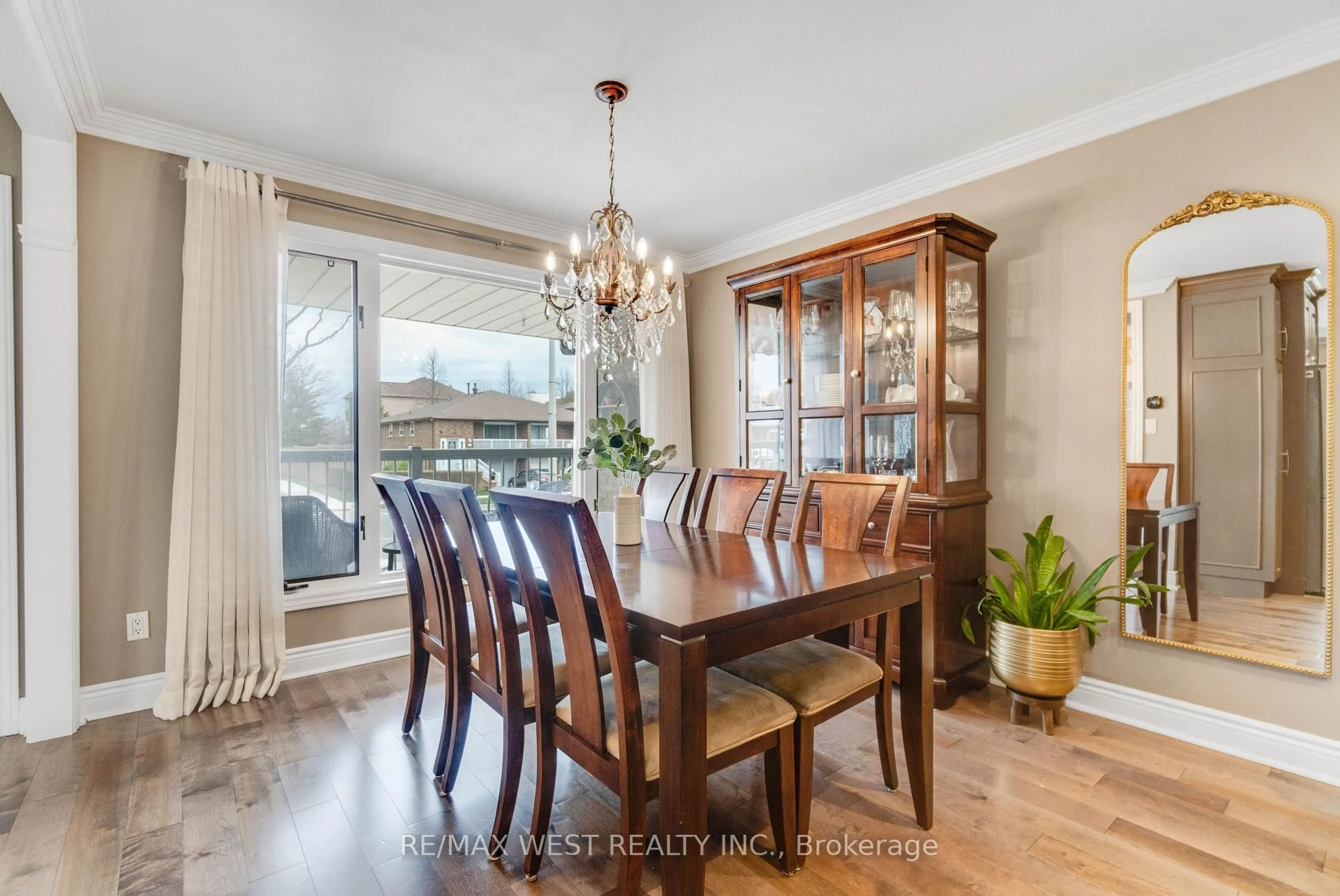 Dining room, wood/laminate floor for 941 Stainton Dr, Mississauga Ontario L5C 1G2