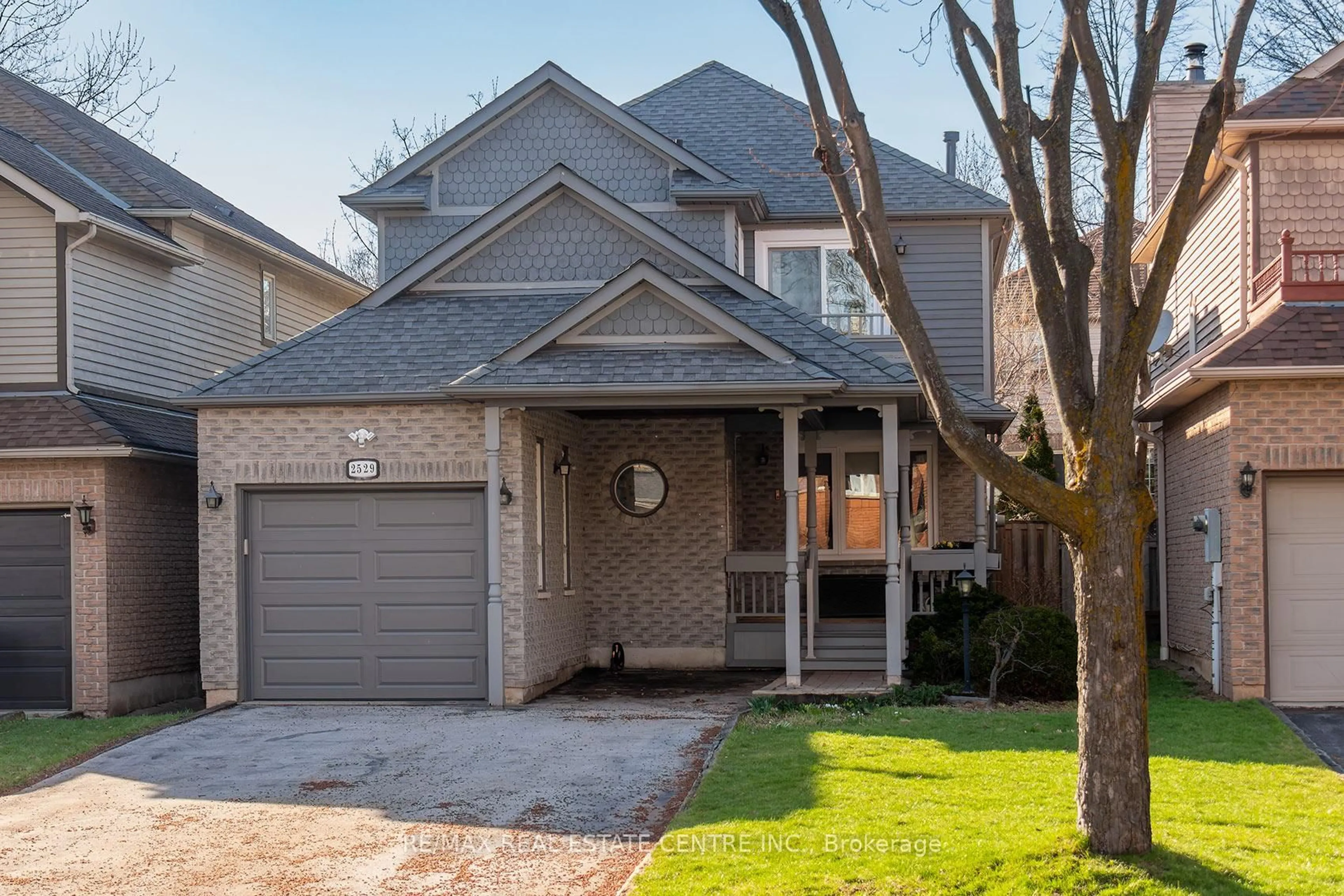 Home with brick exterior material, street for 2529 Willowburne Dr, Mississauga Ontario L5M 5E9