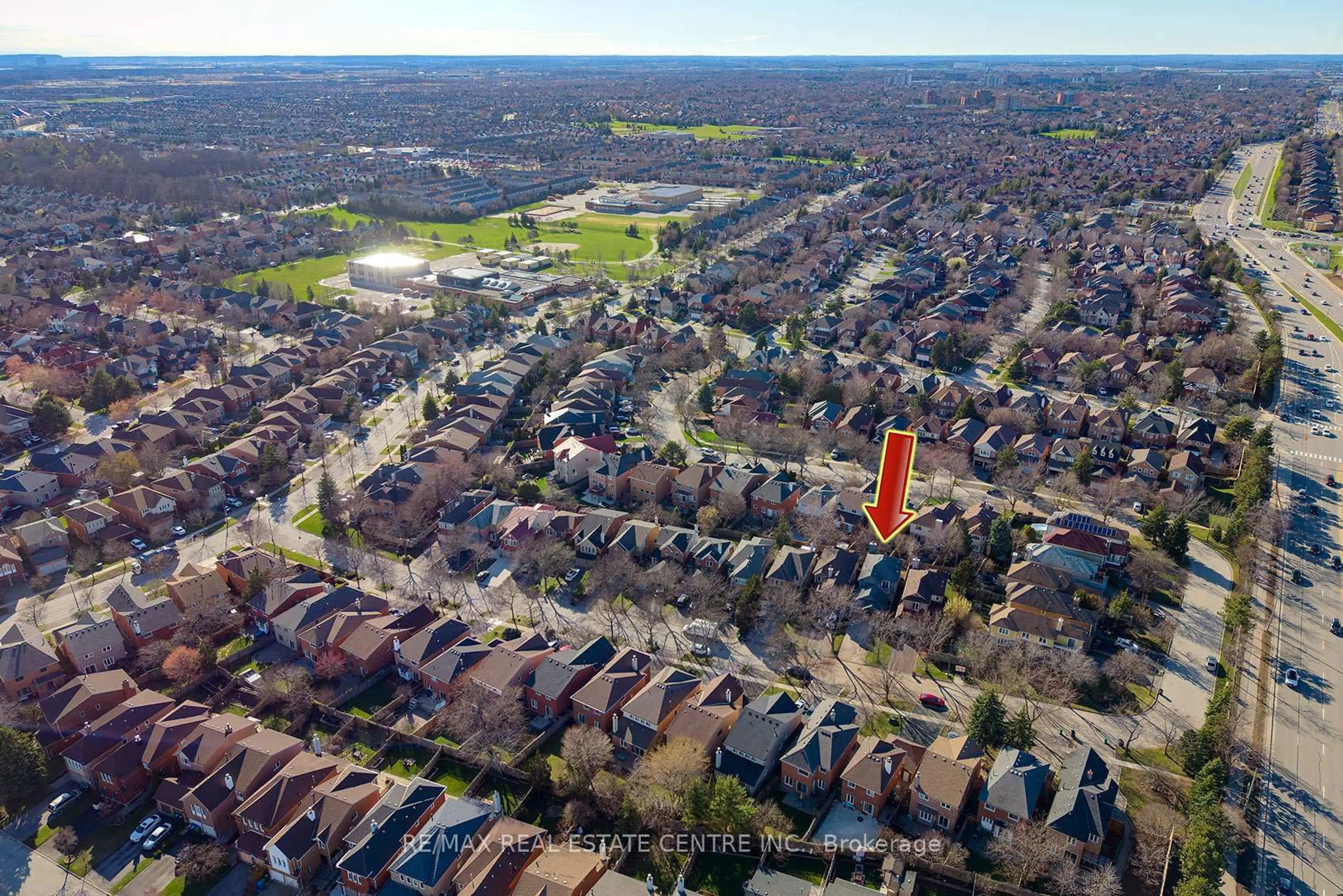 A pic from outside/outdoor area/front of a property/back of a property/a pic from drone, street for 2529 Willowburne Dr, Mississauga Ontario L5M 5E9