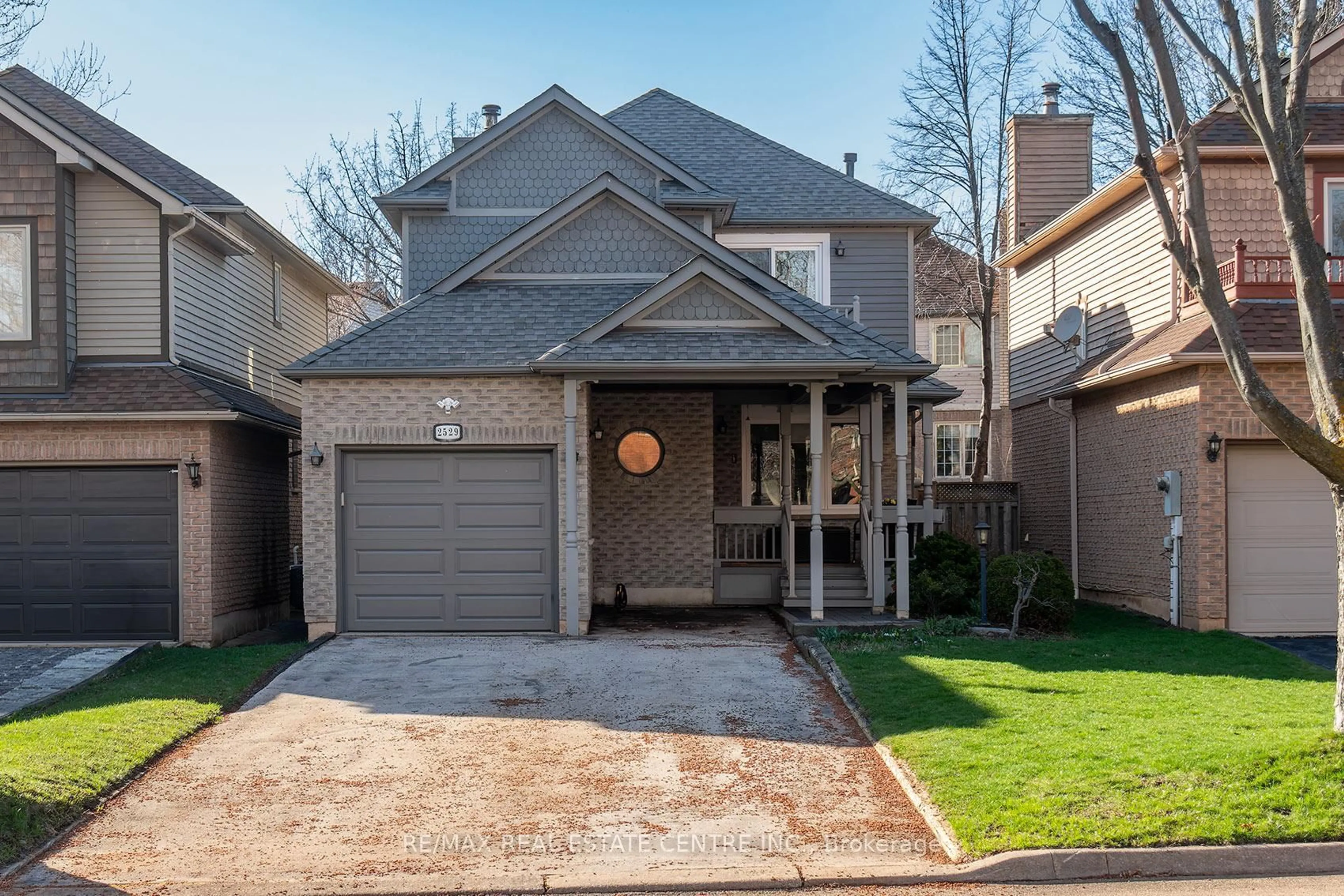 Home with brick exterior material, street for 2529 Willowburne Dr, Mississauga Ontario L5M 5E9
