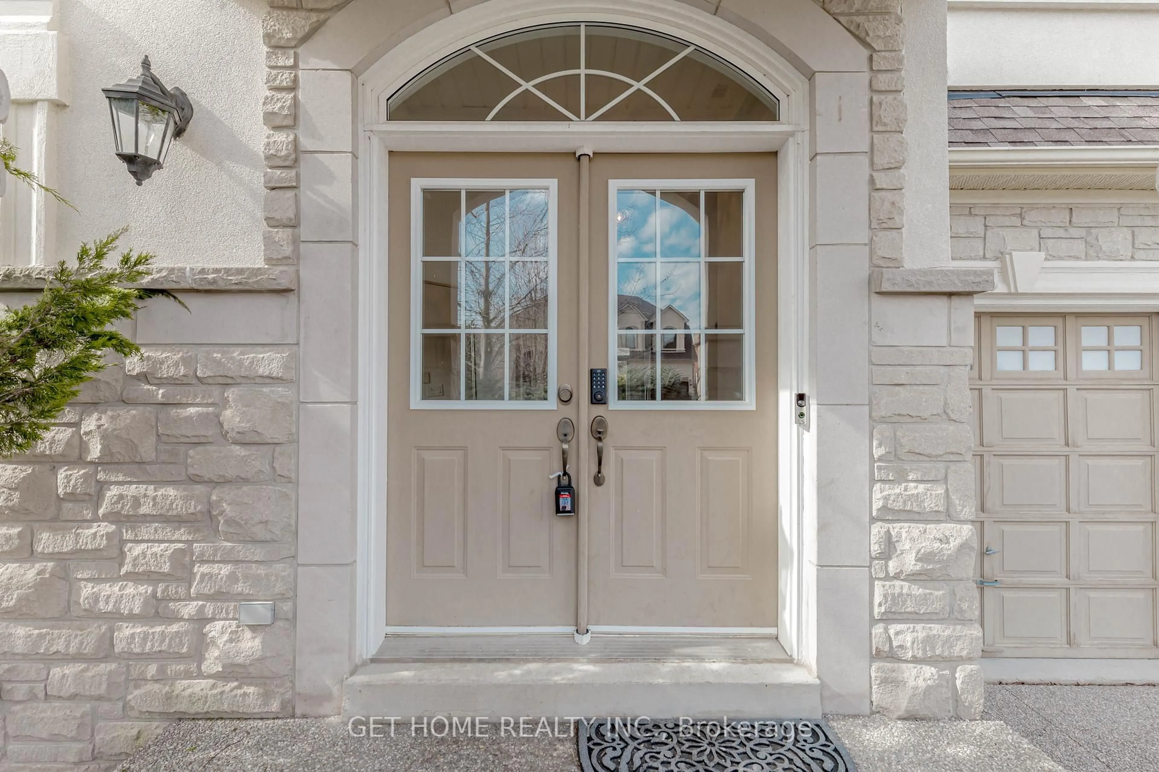 Indoor entryway for 3331 Fox Run Circ, Oakville Ontario L6L 6W4