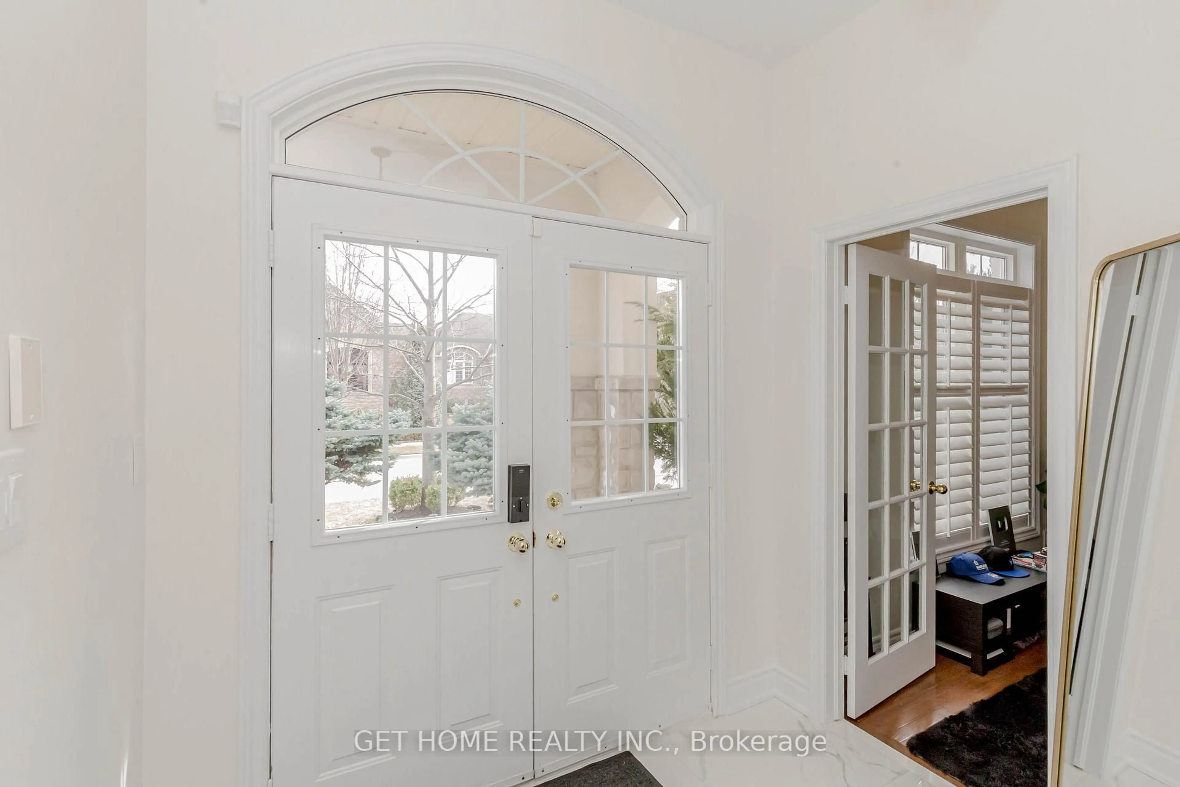 Indoor entryway for 3331 Fox Run Circ, Oakville Ontario L6L 6W4