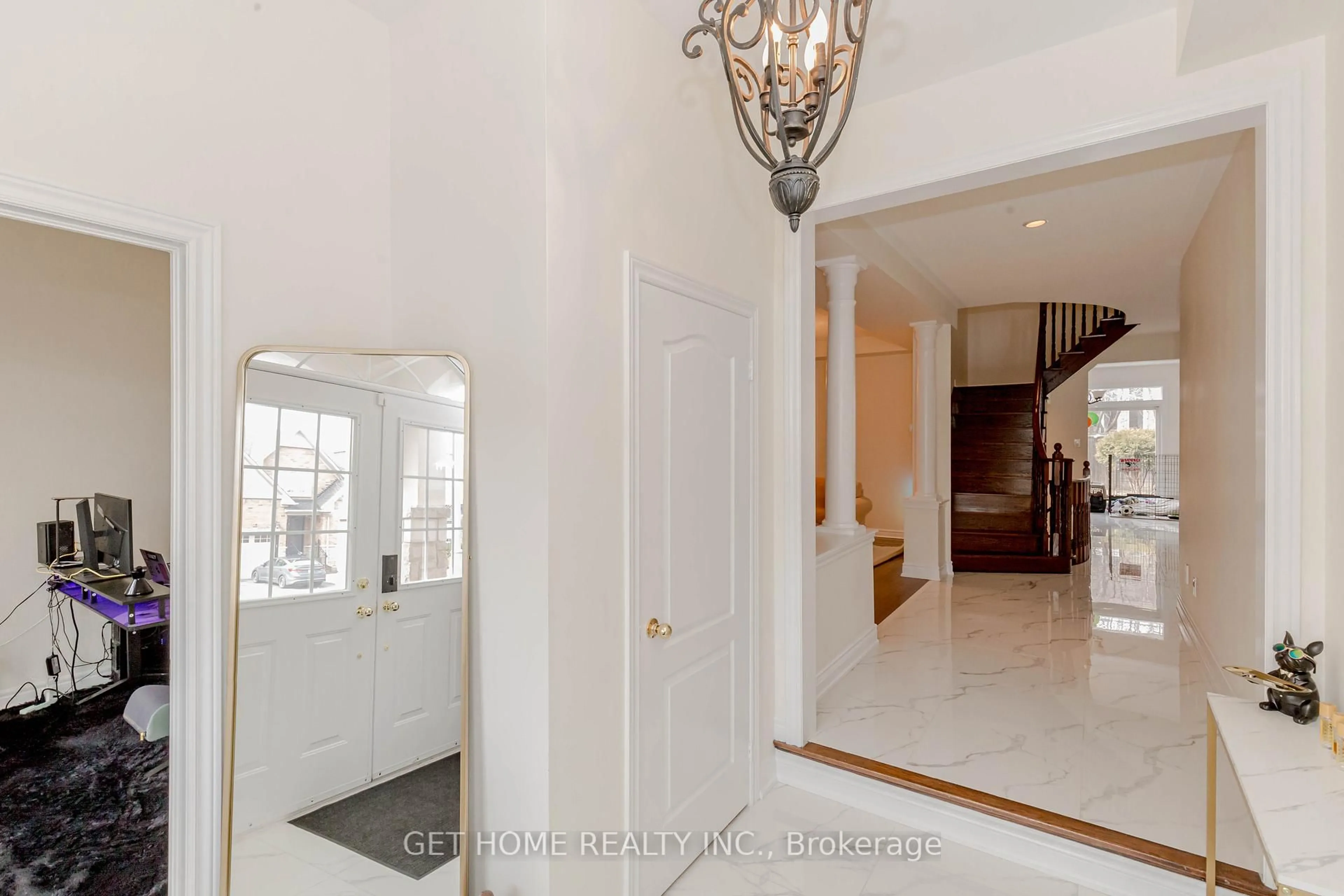 Indoor foyer for 3331 Fox Run Circ, Oakville Ontario L6L 6W4
