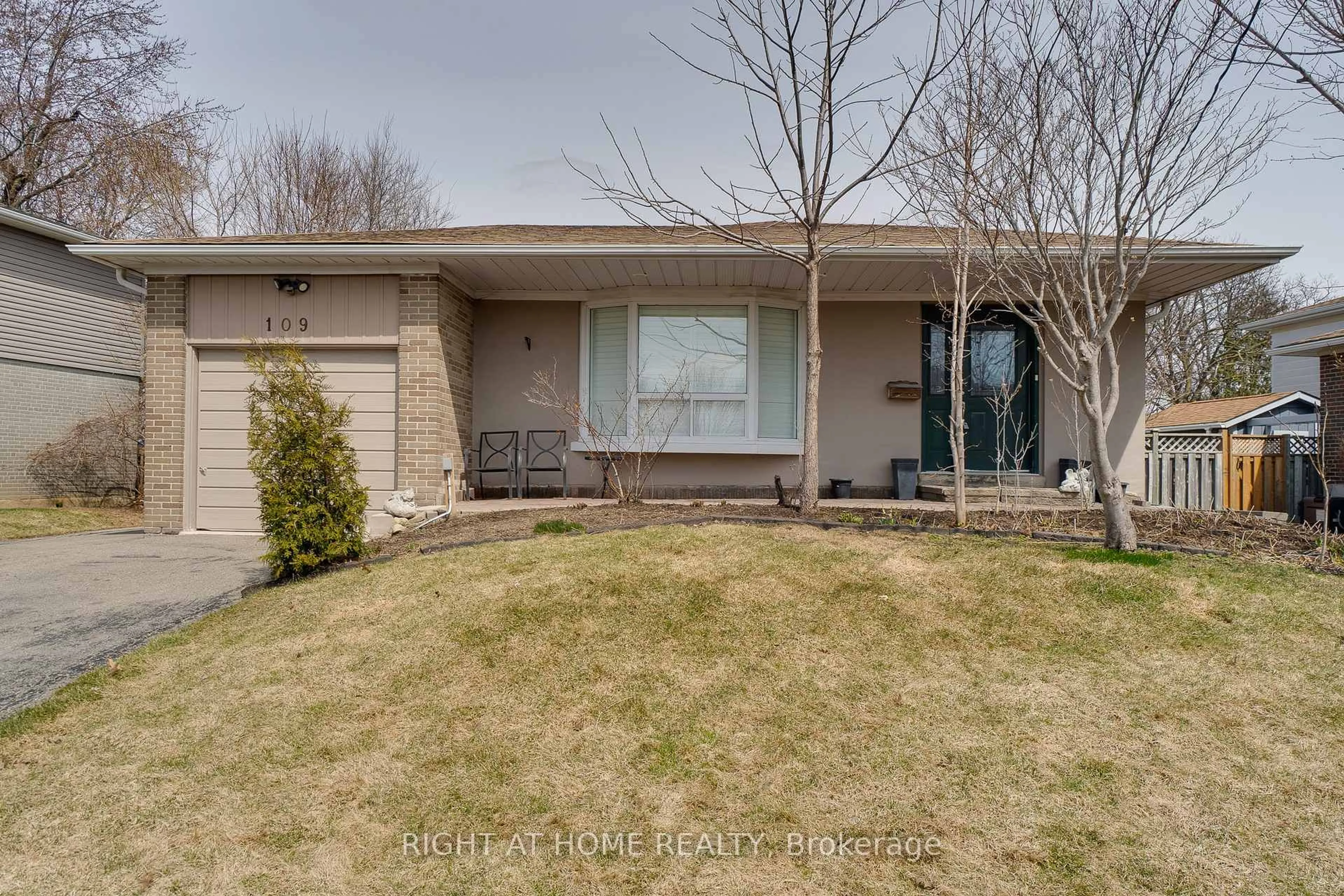 A pic from outside/outdoor area/front of a property/back of a property/a pic from drone, street for 109 Rexway Dr, Halton Hills Ontario L7G 1R3