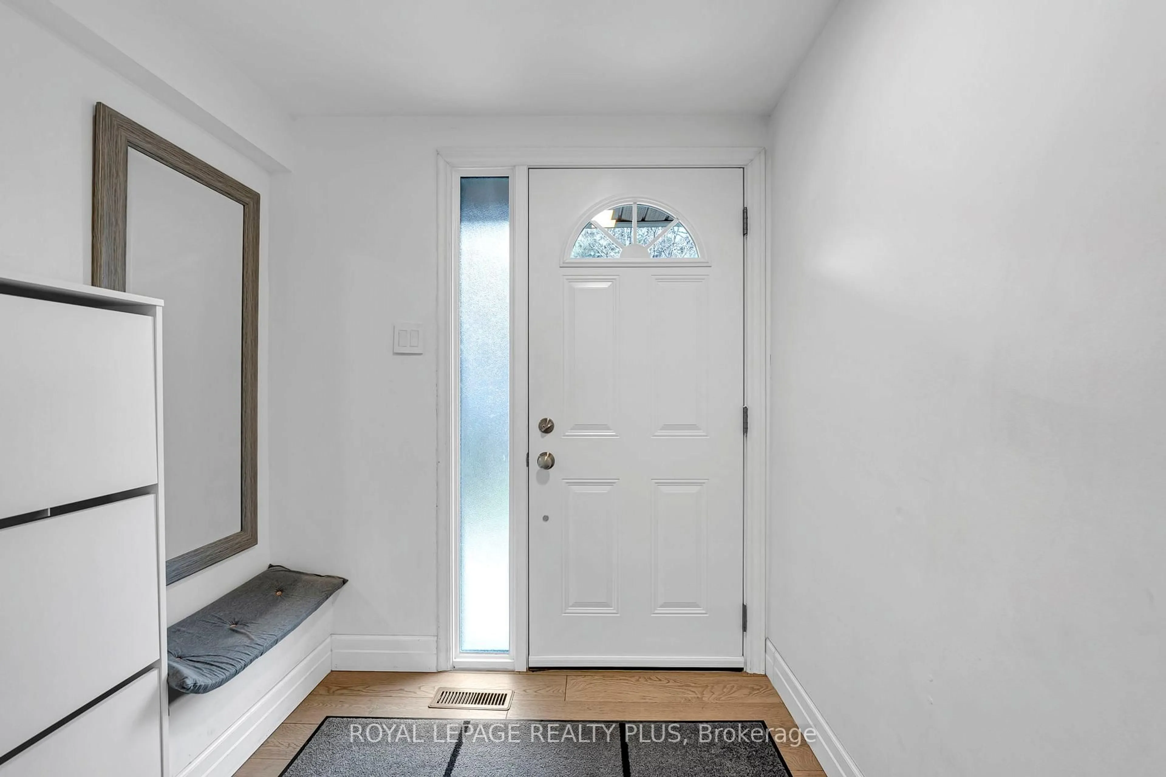 Indoor entryway for 1755 Rathburn Rd #20, Mississauga Ontario L4E 2M8