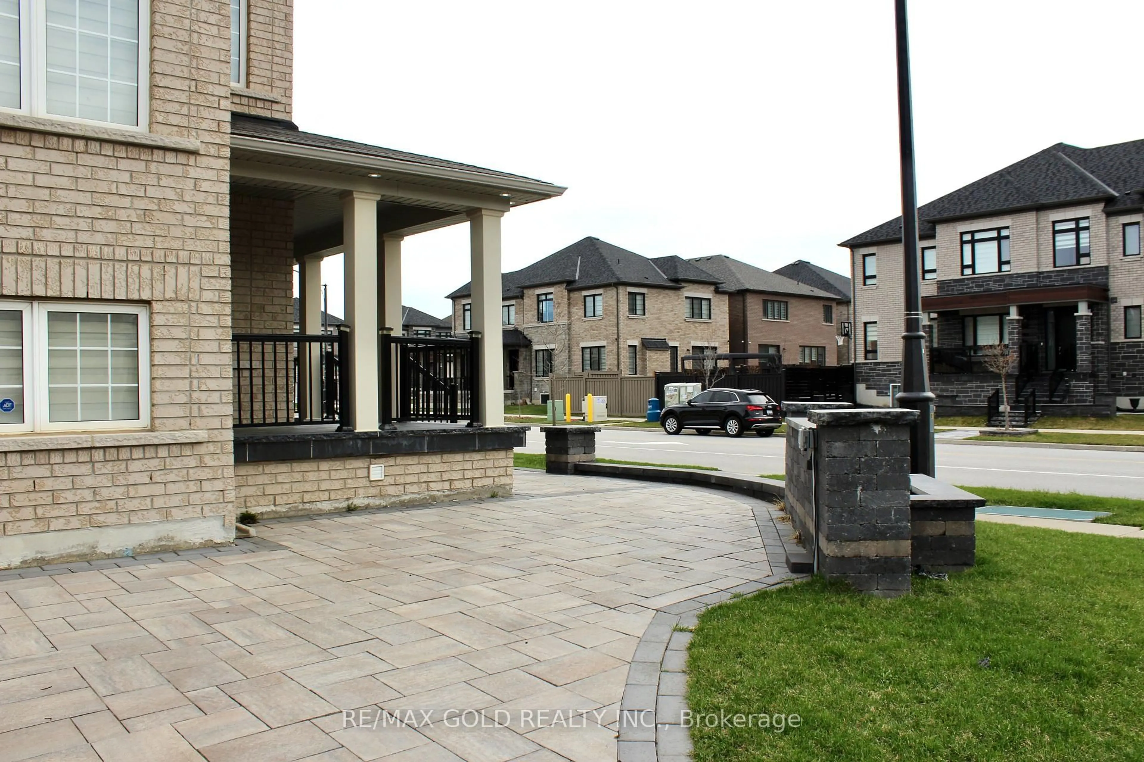 Patio, street for 27 Brentwick Dr, Brampton Ontario L6X 5G1
