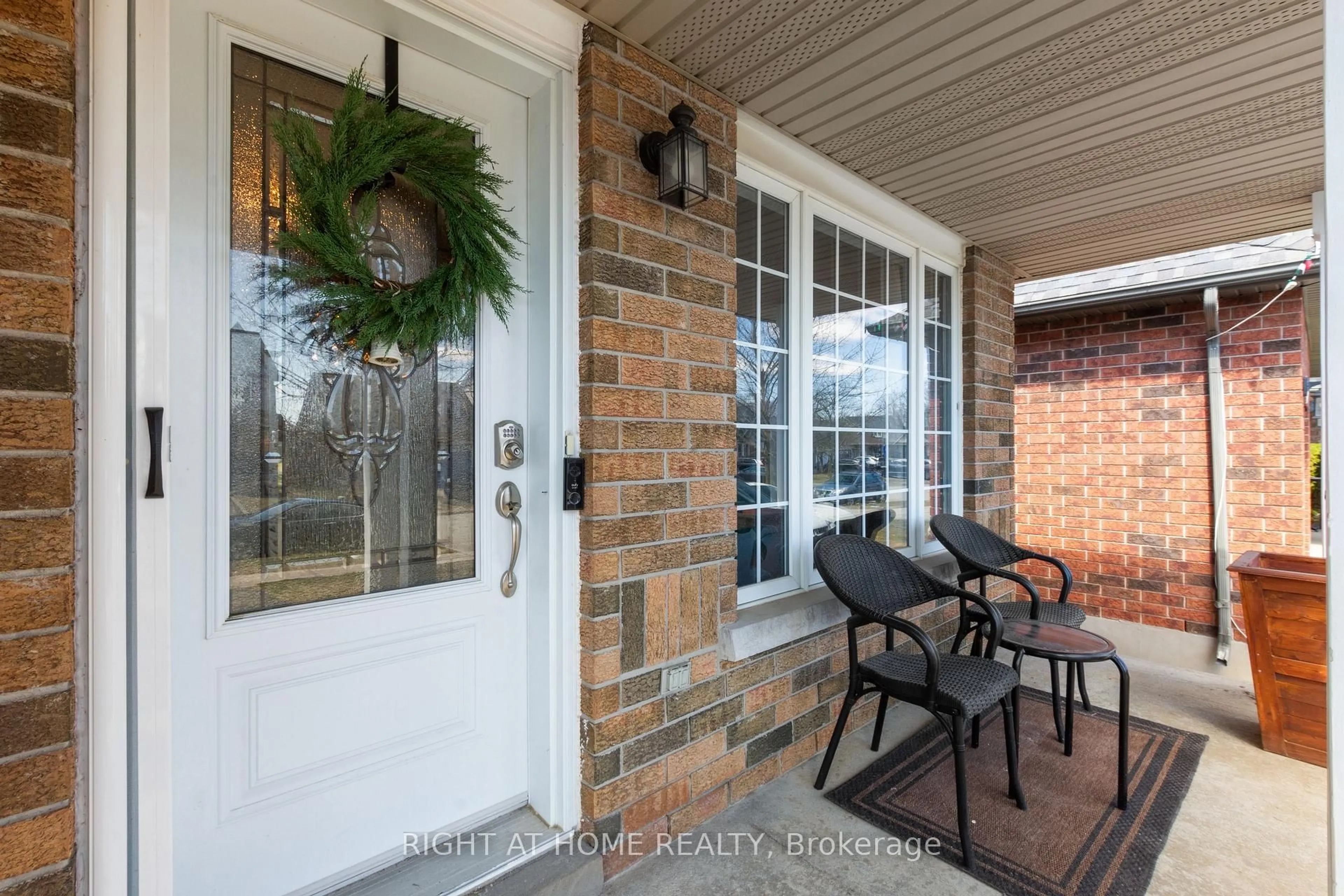 Indoor entryway for 15 Settlers Rd, Orangeville Ontario L9W 5E3